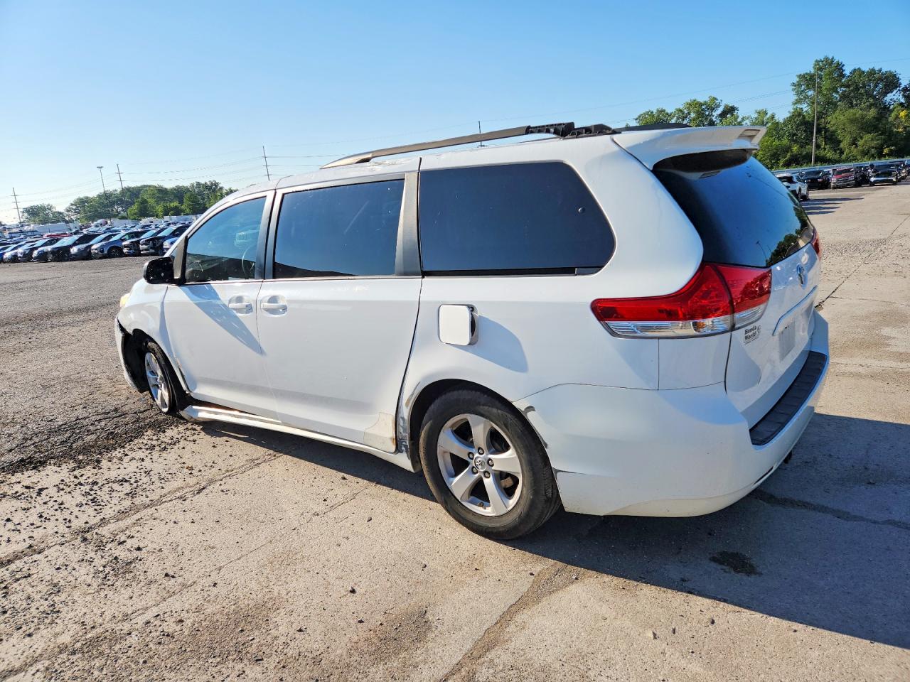 2013 Toyota Sienna Le White vin: 5TDKK3DC6DS399640