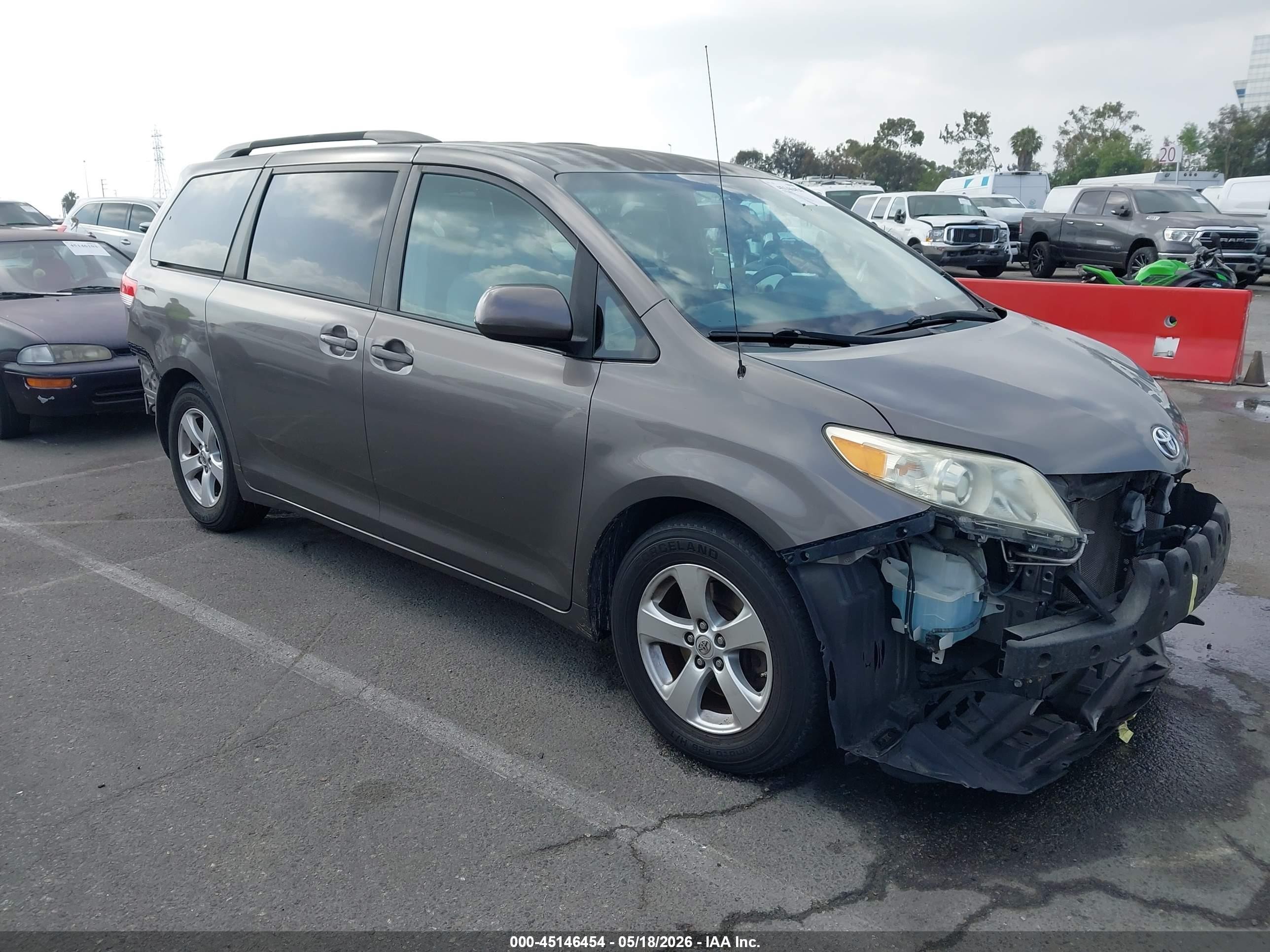 2013 Toyota Sienna Le V6 8 Passenger Silver vin: 5TDKK3DC6DS405002