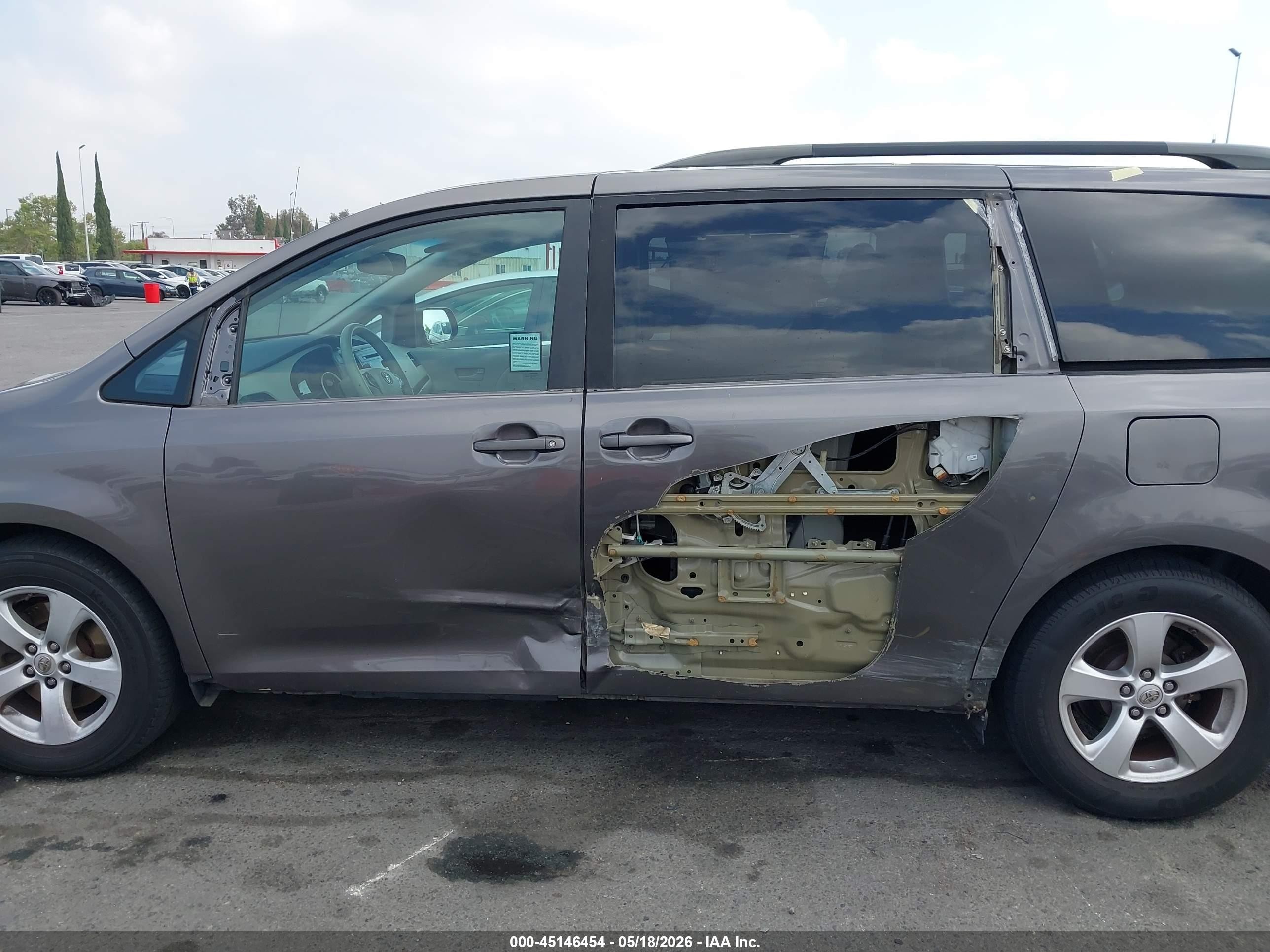 2013 Toyota Sienna Le V6 8 Passenger Silver vin: 5TDKK3DC6DS405002