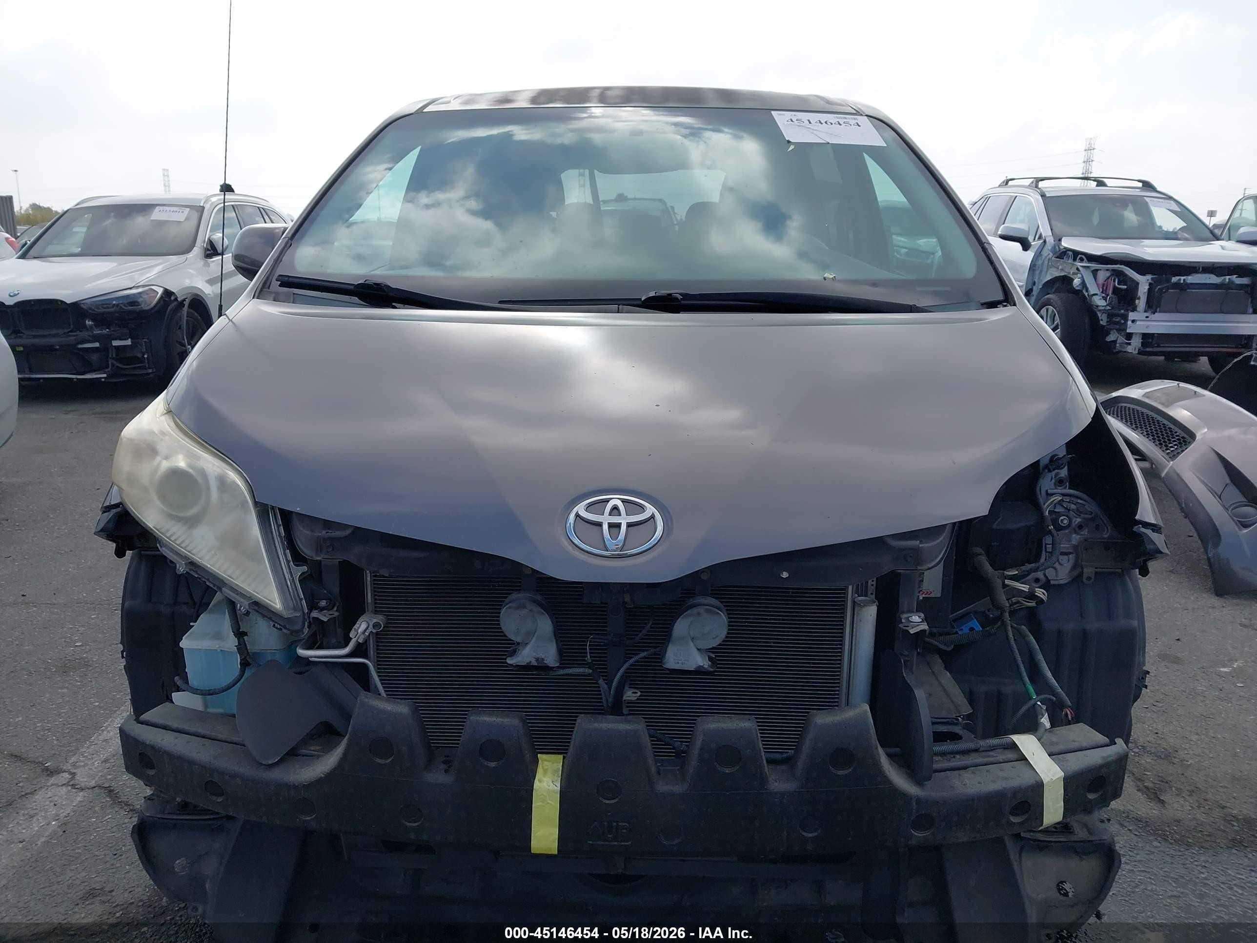 2013 Toyota Sienna Le V6 8 Passenger Silver vin: 5TDKK3DC6DS405002