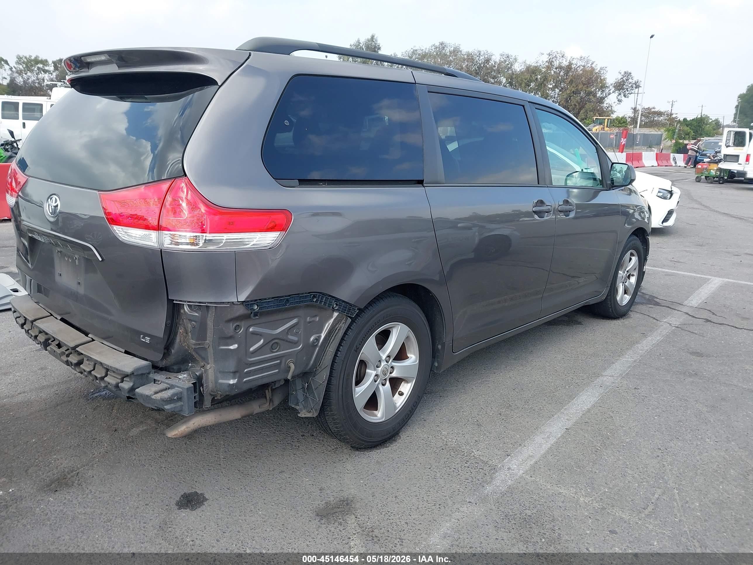 2013 Toyota Sienna Le V6 8 Passenger Silver vin: 5TDKK3DC6DS405002