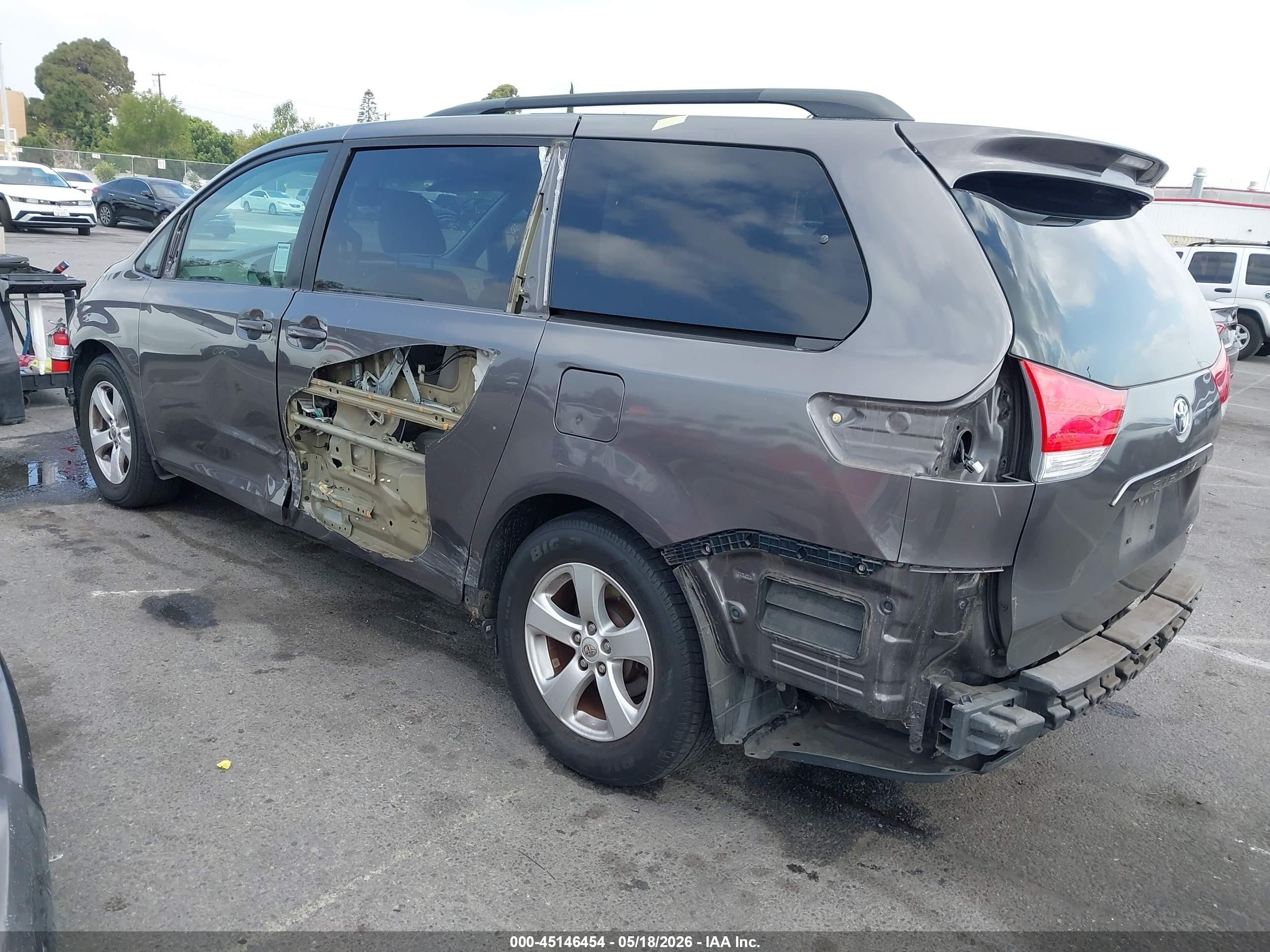 2013 Toyota Sienna Le V6 8 Passenger Silver vin: 5TDKK3DC6DS405002