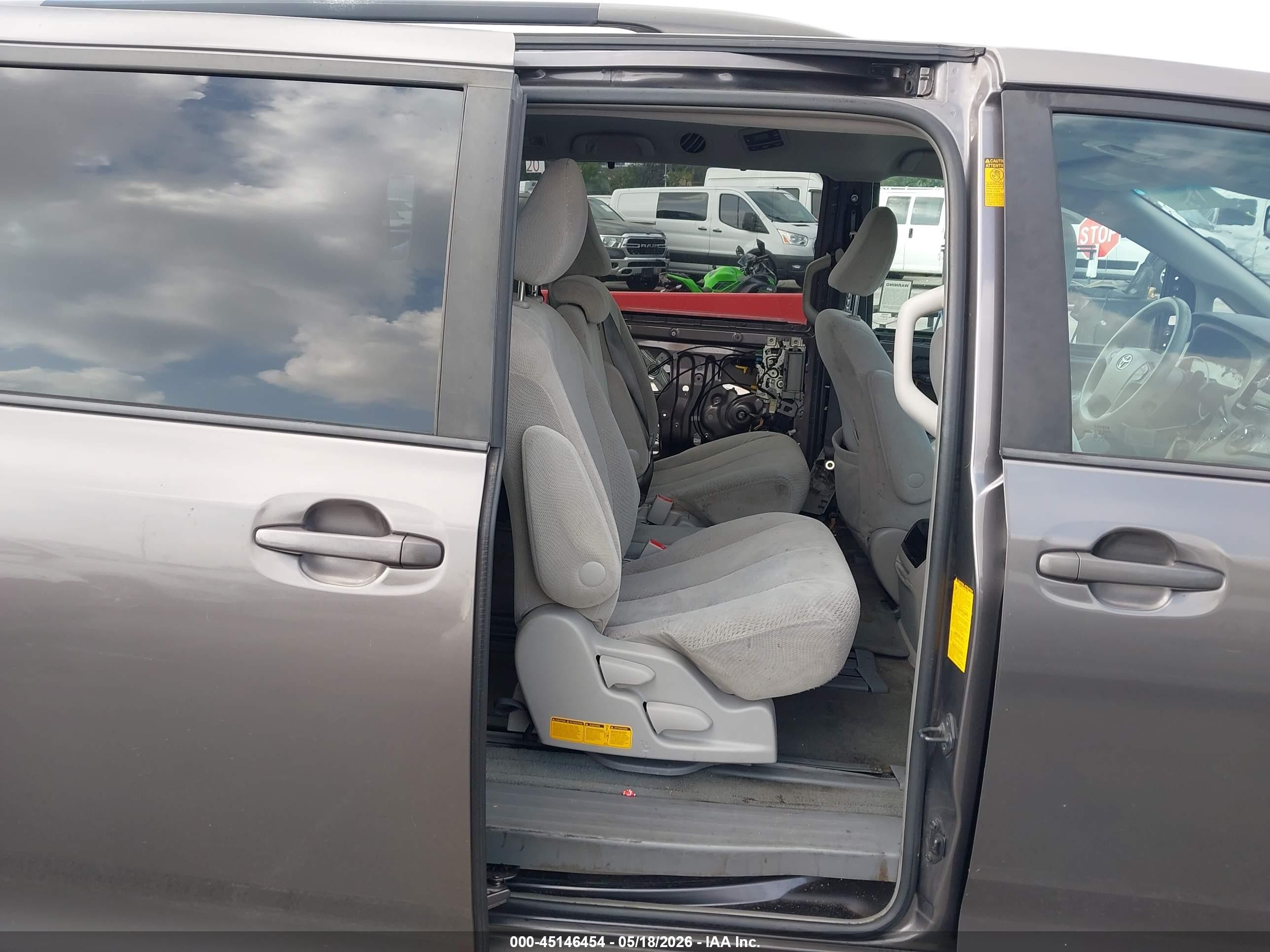 2013 Toyota Sienna Le V6 8 Passenger Silver vin: 5TDKK3DC6DS405002