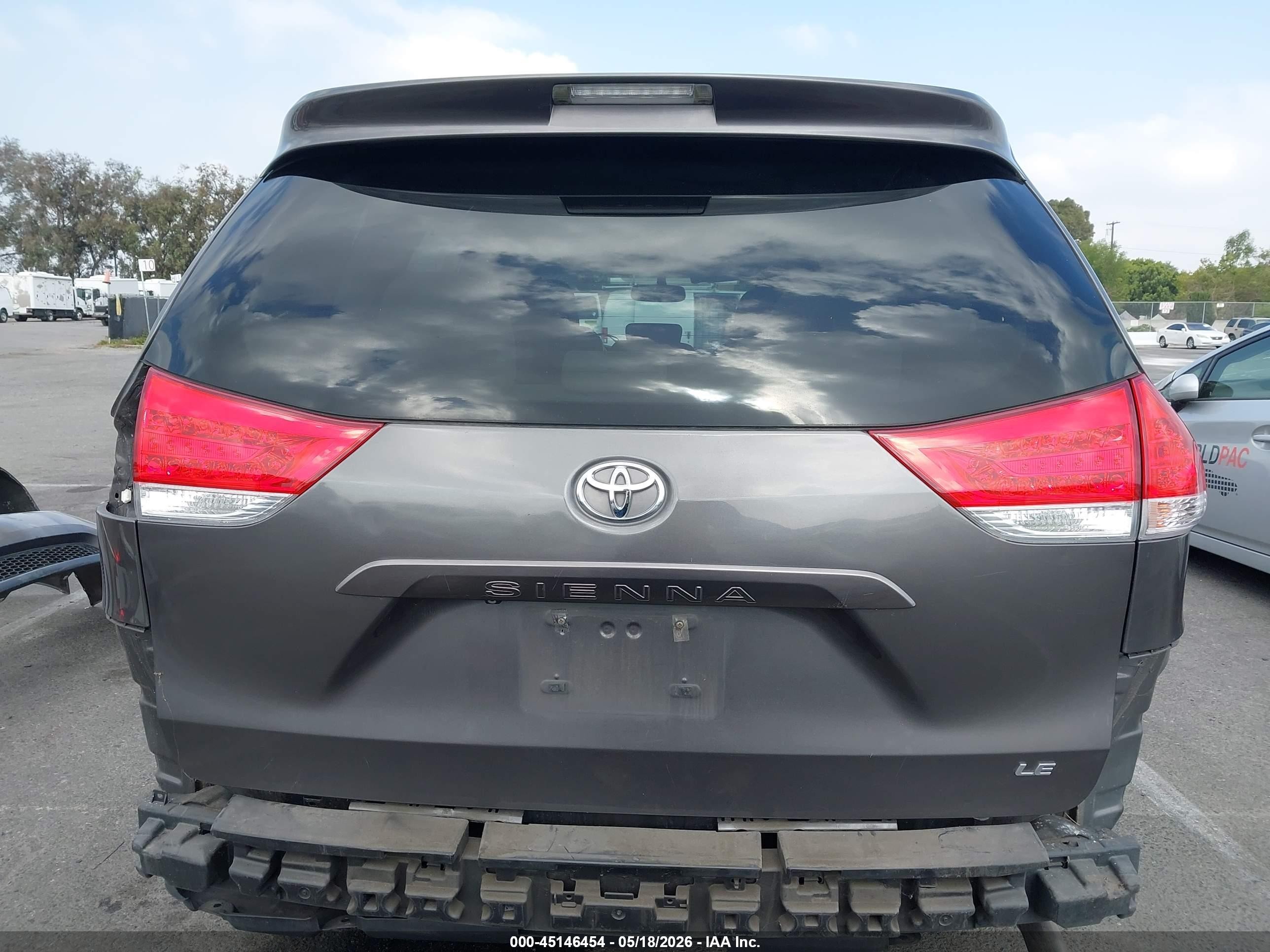 2013 Toyota Sienna Le V6 8 Passenger Silver vin: 5TDKK3DC6DS405002