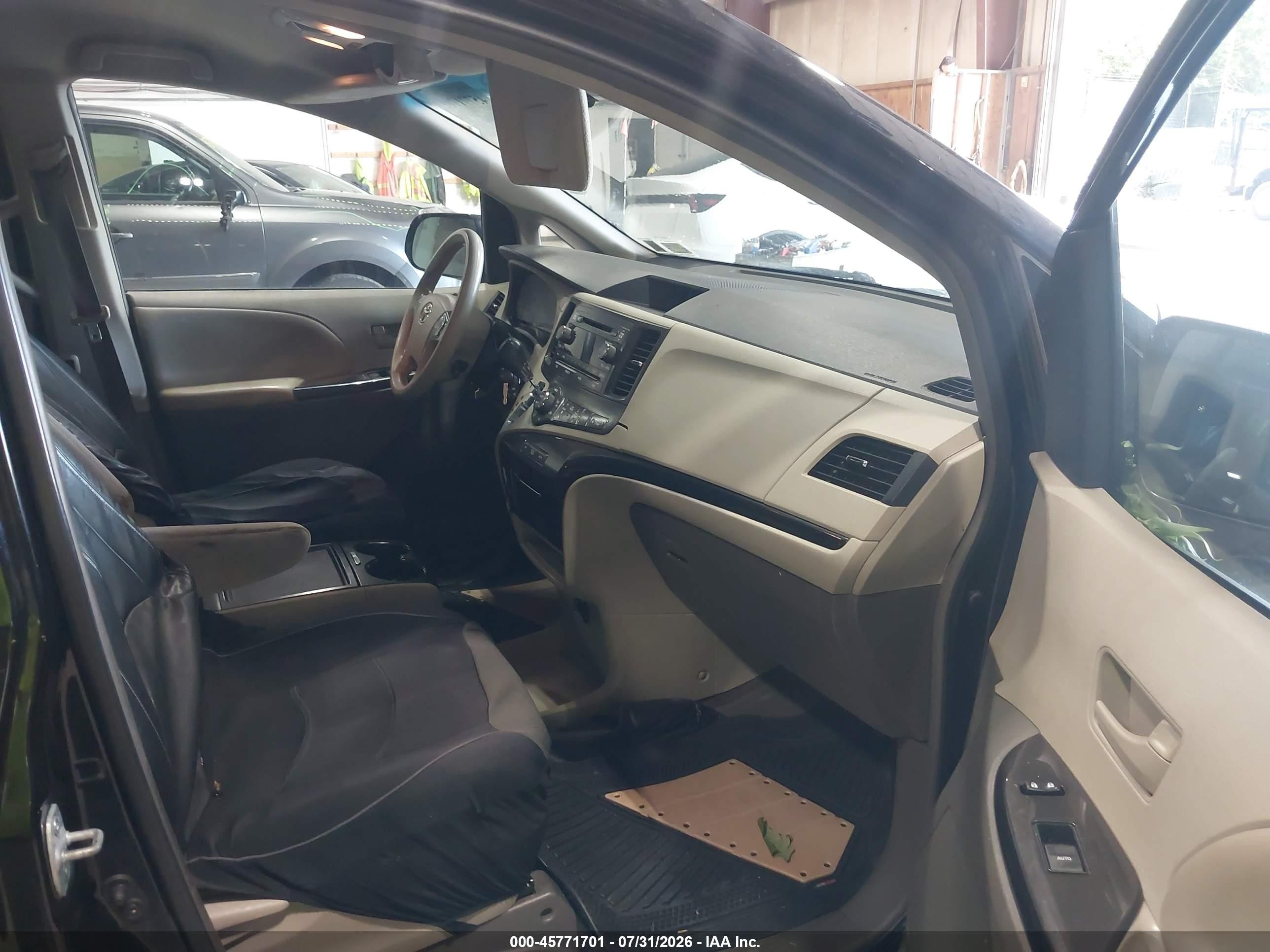 2014 Toyota Sienna Le V6 8 Passenger Black vin: 5TDKK3DC6ES420729