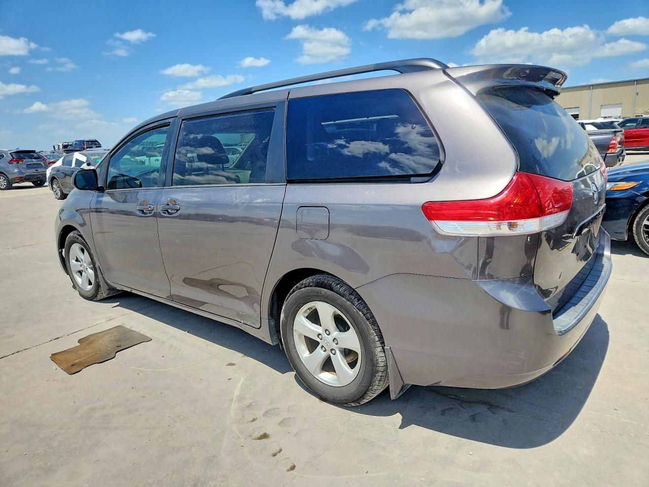 2014 Toyota Sienna Le Tan vin: 5TDKK3DC6ES424554