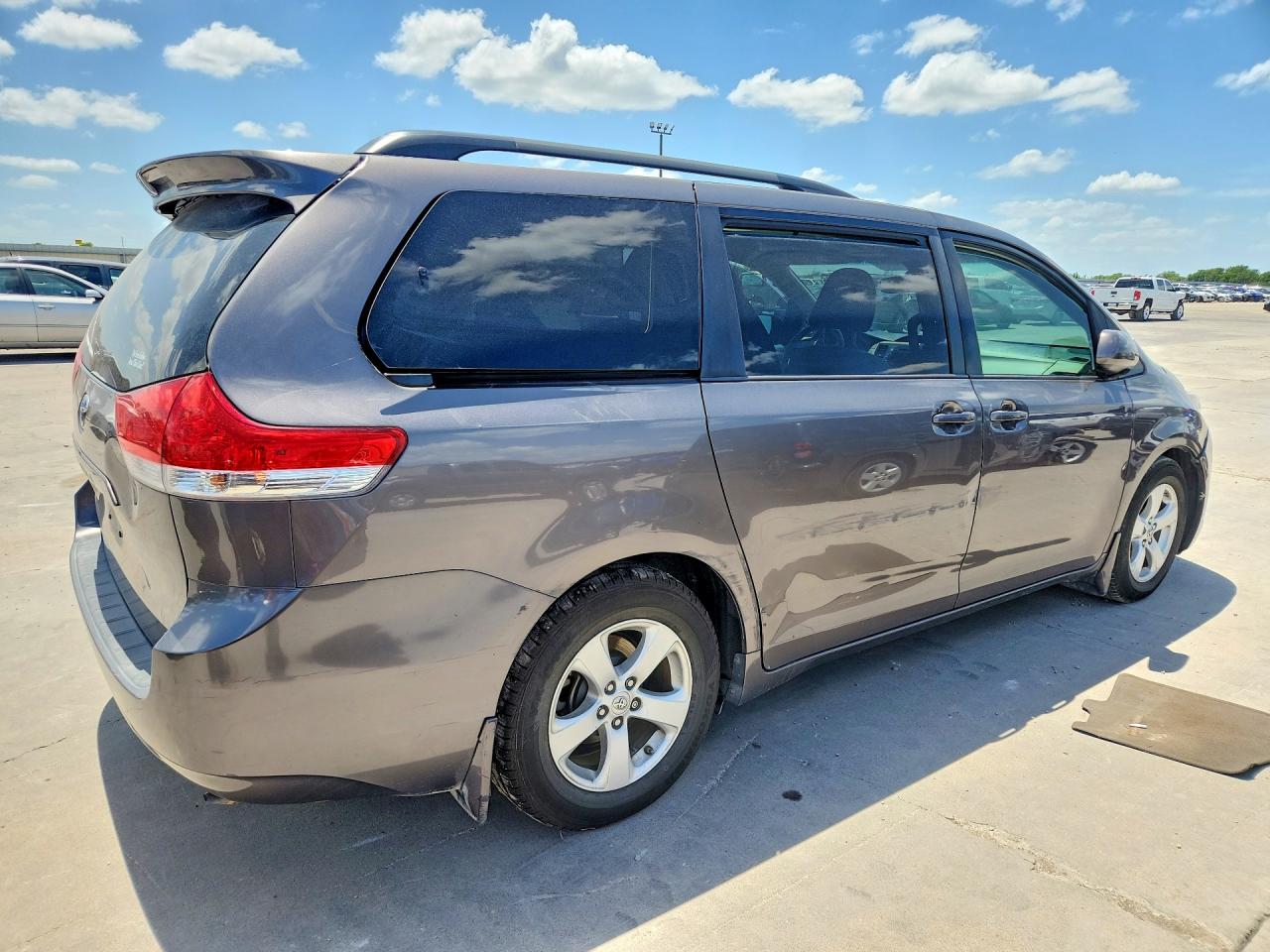 2014 Toyota Sienna Le Tan vin: 5TDKK3DC6ES424554