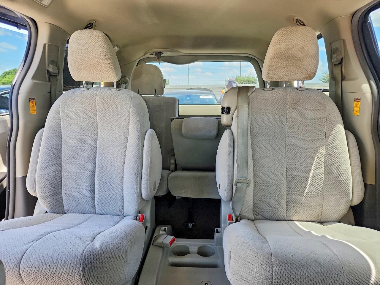 2014 Toyota Sienna Le Tan vin: 5TDKK3DC6ES424554