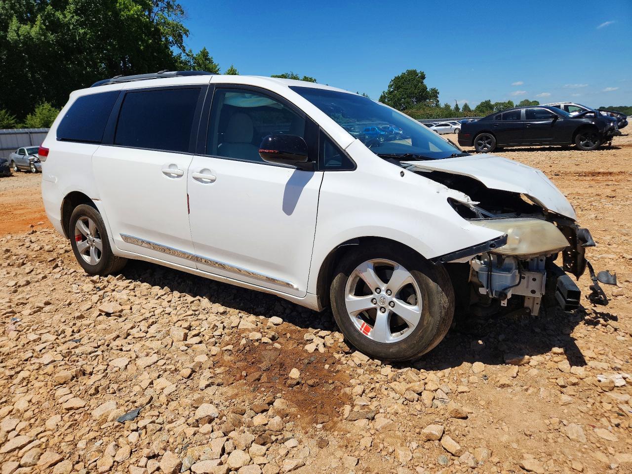 2014 Toyota Sienna Le White vin: 5TDKK3DC6ES430127