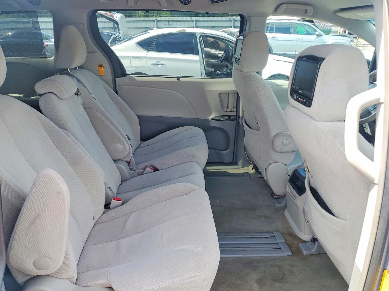 2014 Toyota Sienna Le Silver vin: 5TDKK3DC6ES451088