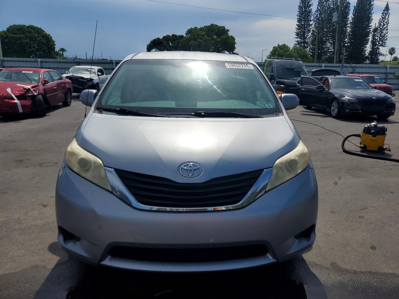 2014 Toyota Sienna Le Silver vin: 5TDKK3DC6ES451088