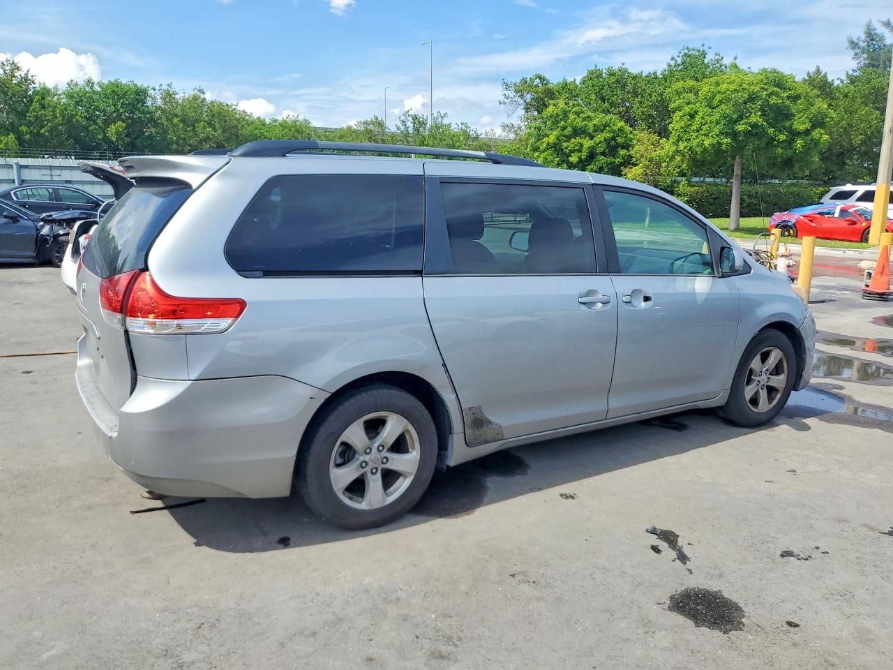 2014 Toyota Sienna Le Silver vin: 5TDKK3DC6ES451088