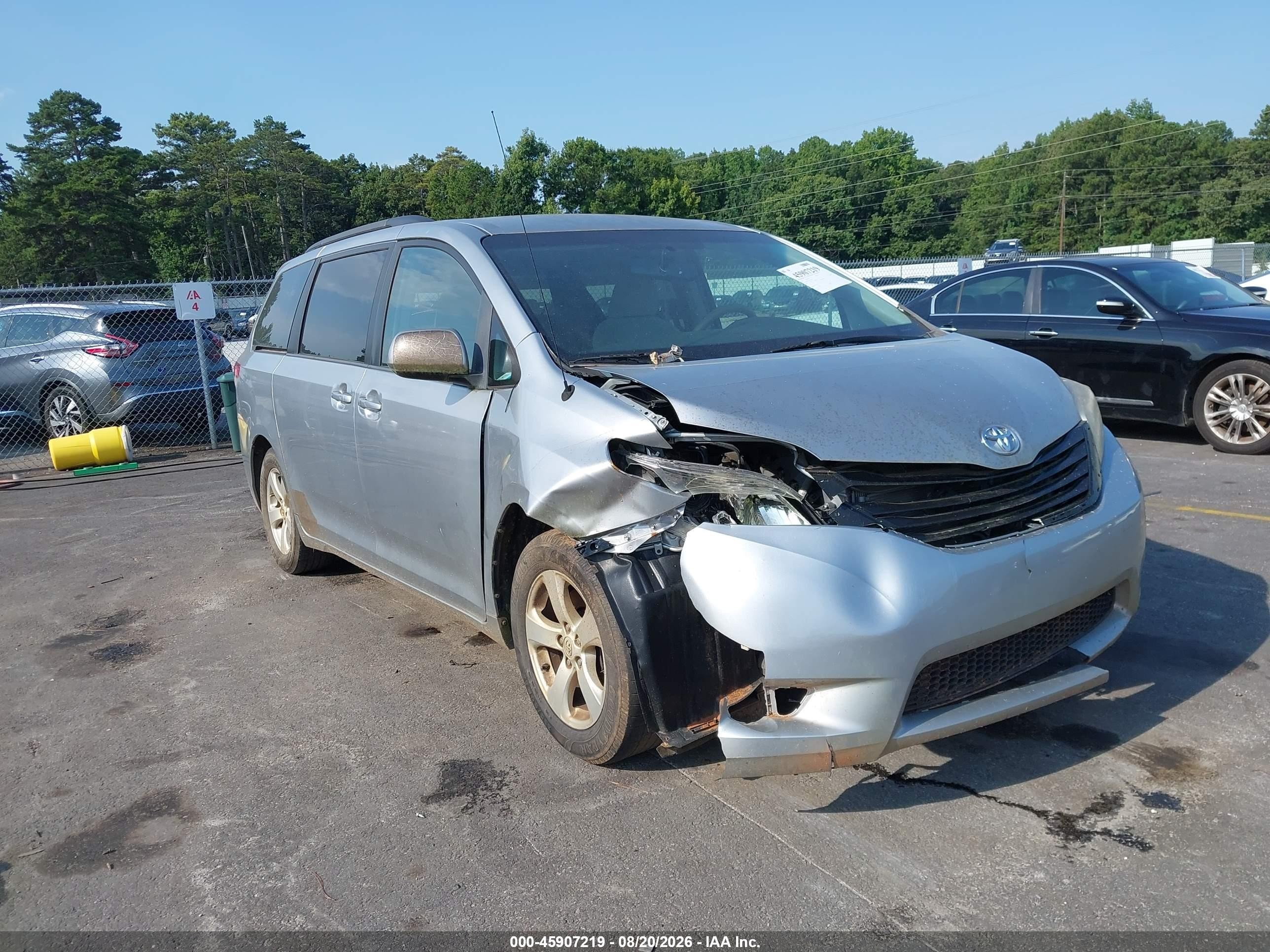 2014 Toyota Sienna Le V6 8 Passenger Silver vin: 5TDKK3DC6ES474547