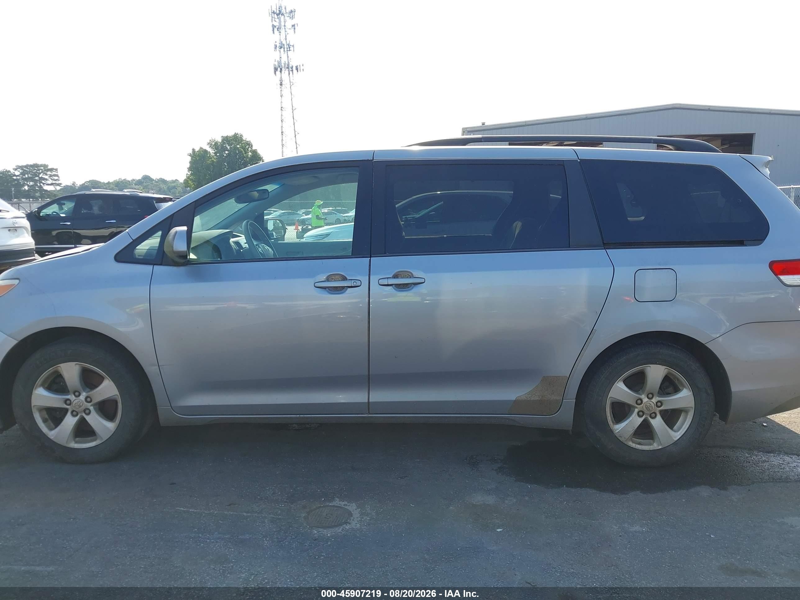 2014 Toyota Sienna Le V6 8 Passenger Silver vin: 5TDKK3DC6ES474547