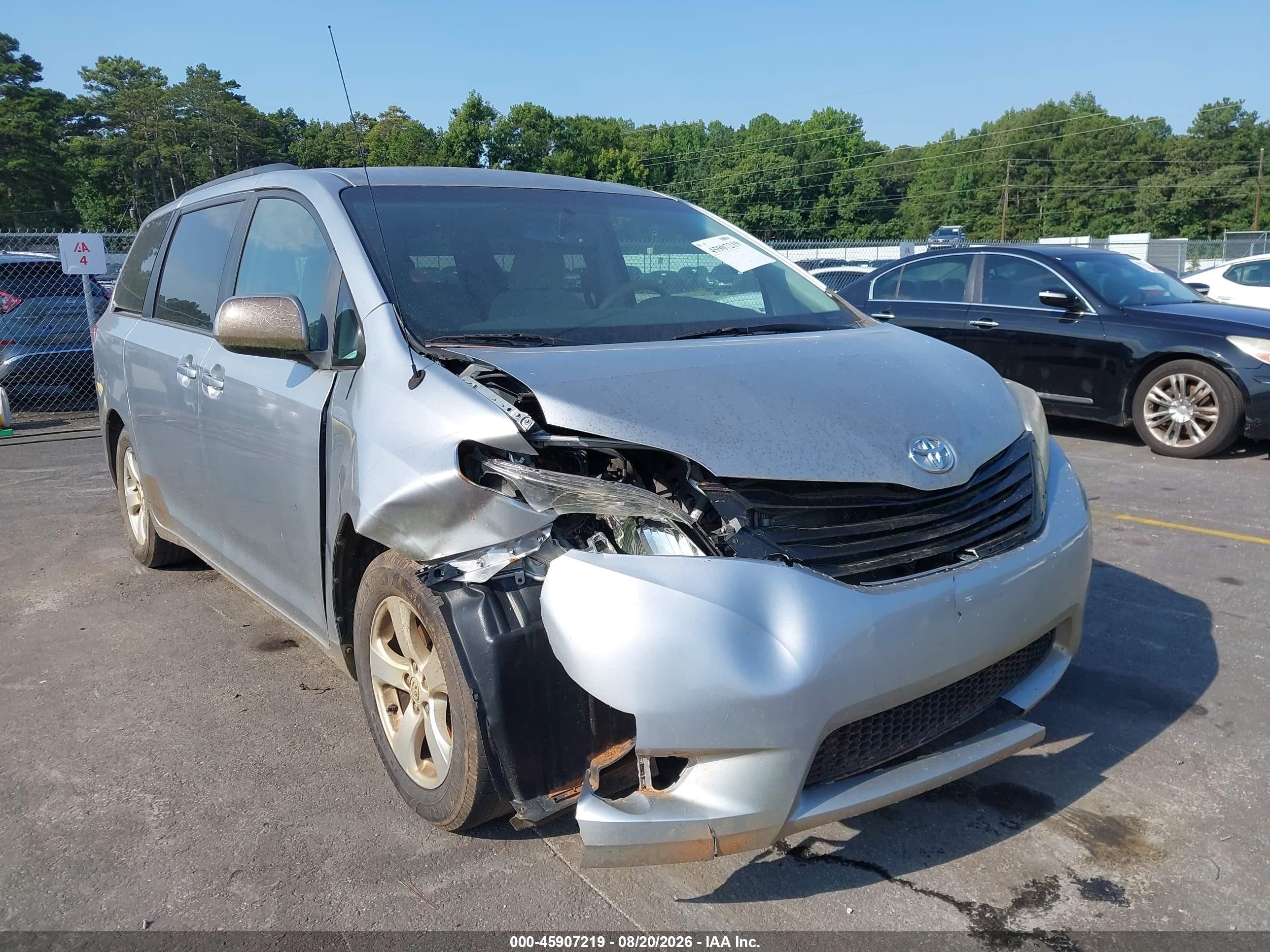 2014 Toyota Sienna Le V6 8 Passenger Silver vin: 5TDKK3DC6ES474547