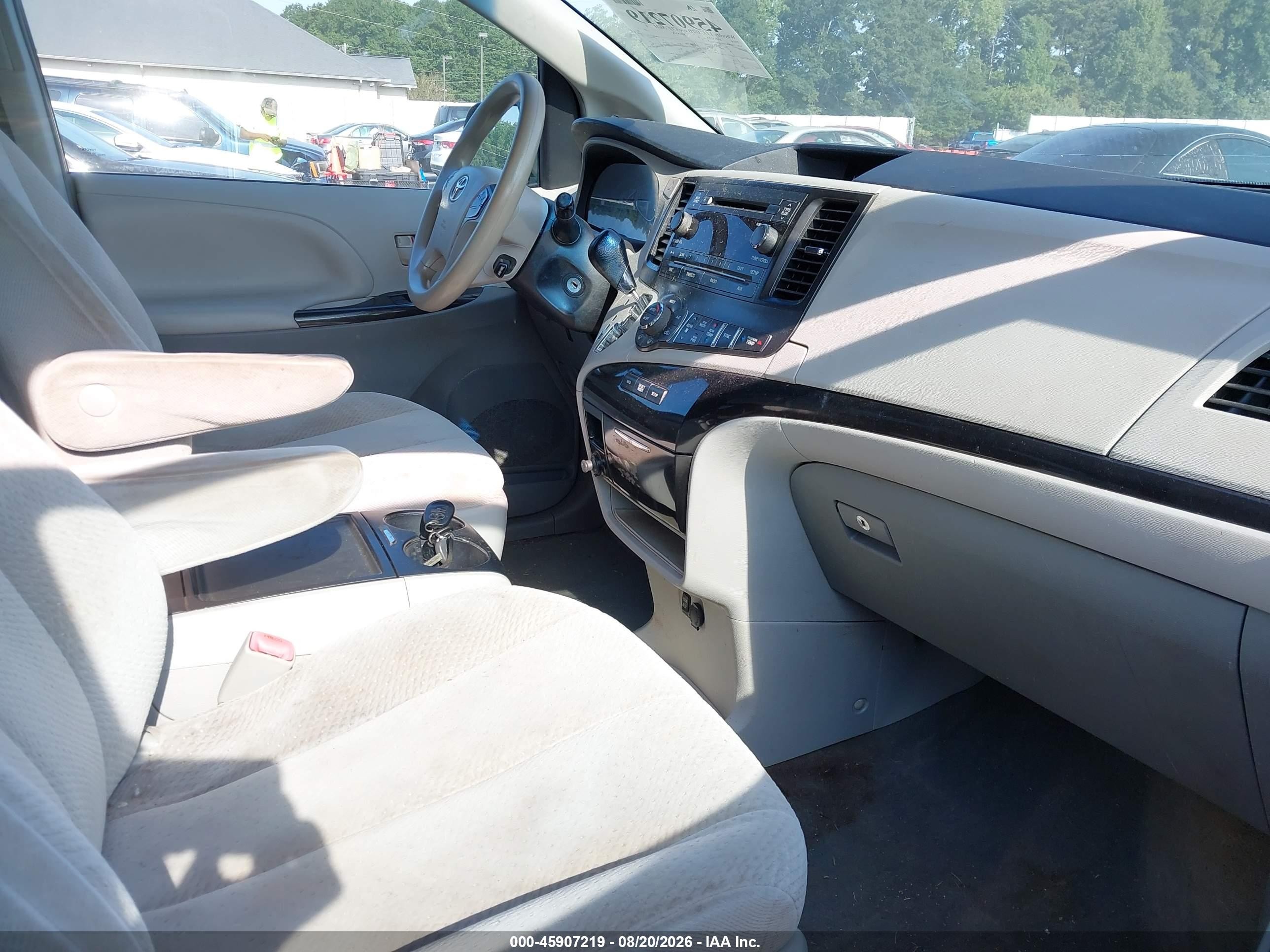 2014 Toyota Sienna Le V6 8 Passenger Silver vin: 5TDKK3DC6ES474547