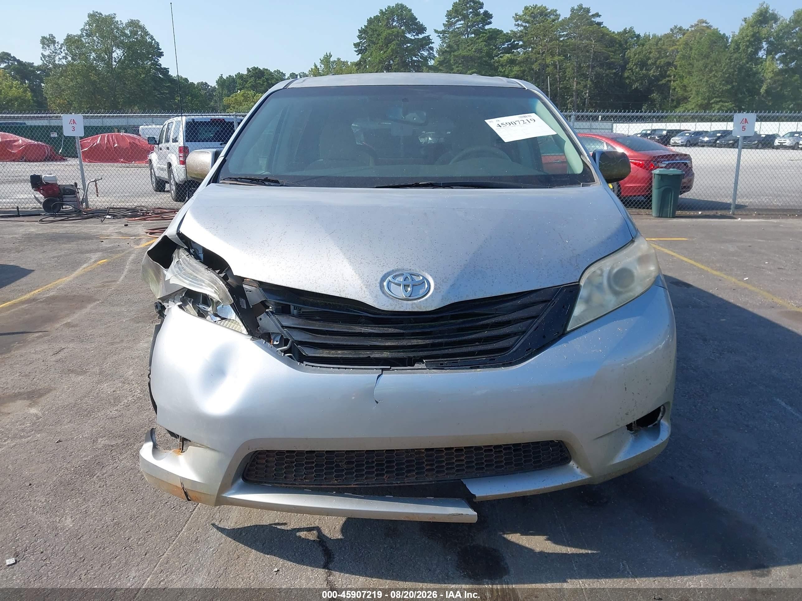 2014 Toyota Sienna Le V6 8 Passenger Silver vin: 5TDKK3DC6ES474547