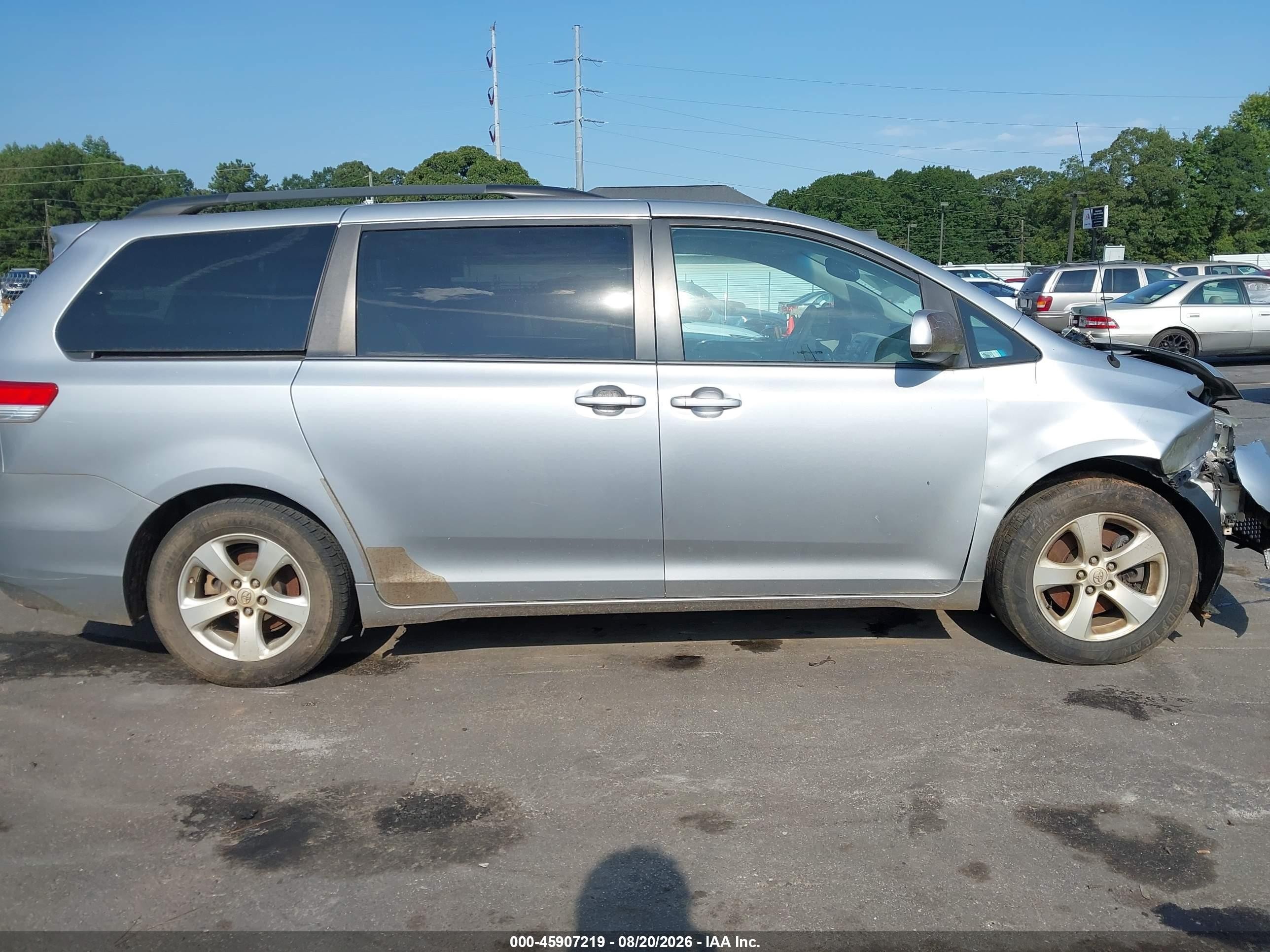 2014 Toyota Sienna Le V6 8 Passenger Silver vin: 5TDKK3DC6ES474547