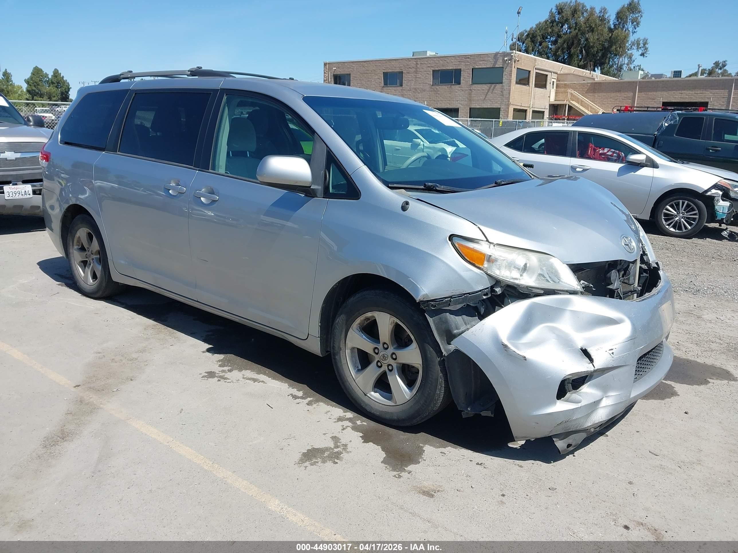 2014 Toyota Sienna Le V6 8 Passenger Silver vin: 5TDKK3DC6ES484060
