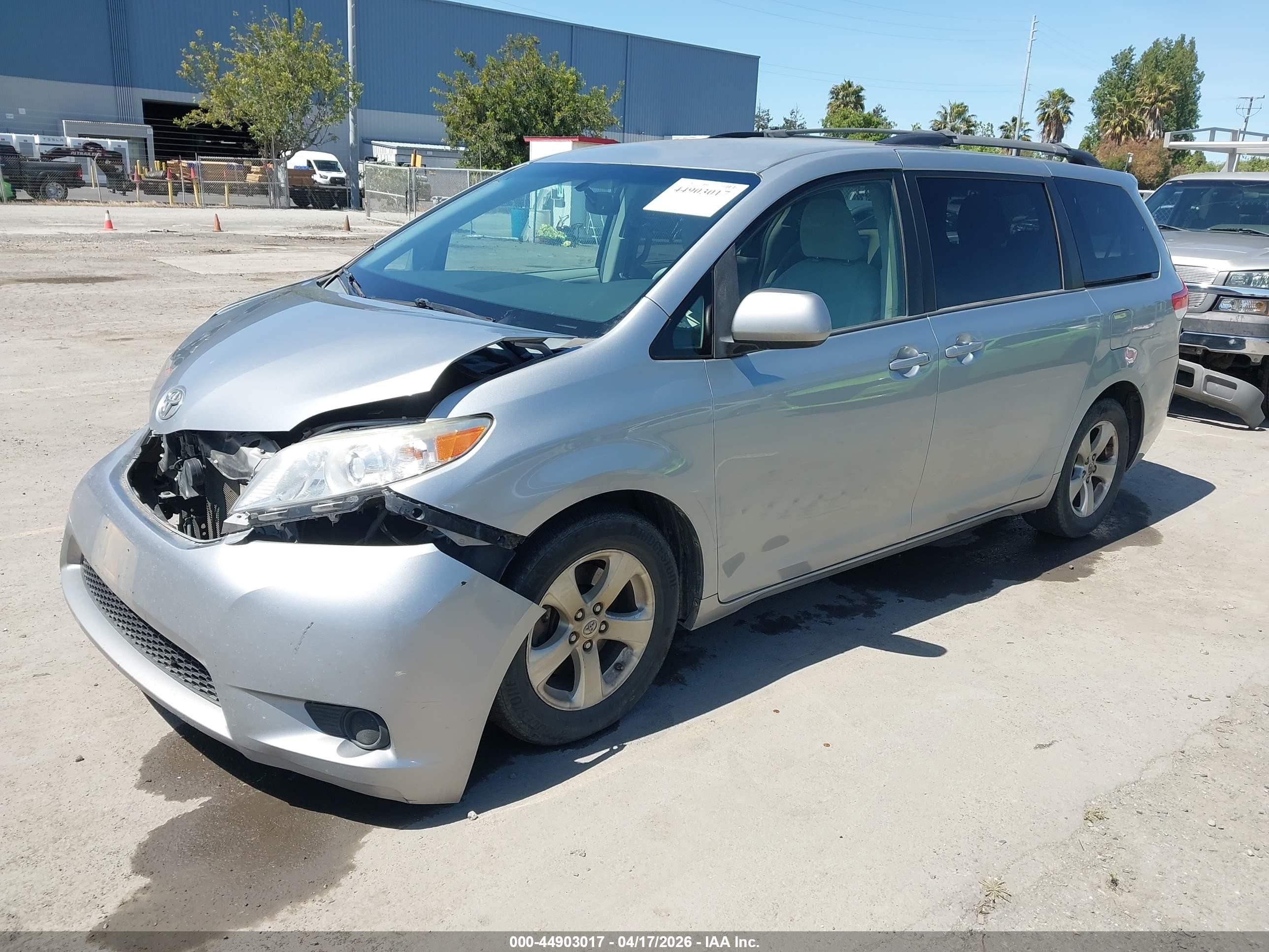 2014 Toyota Sienna Le V6 8 Passenger Серебряный vin: 5TDKK3DC6ES484060