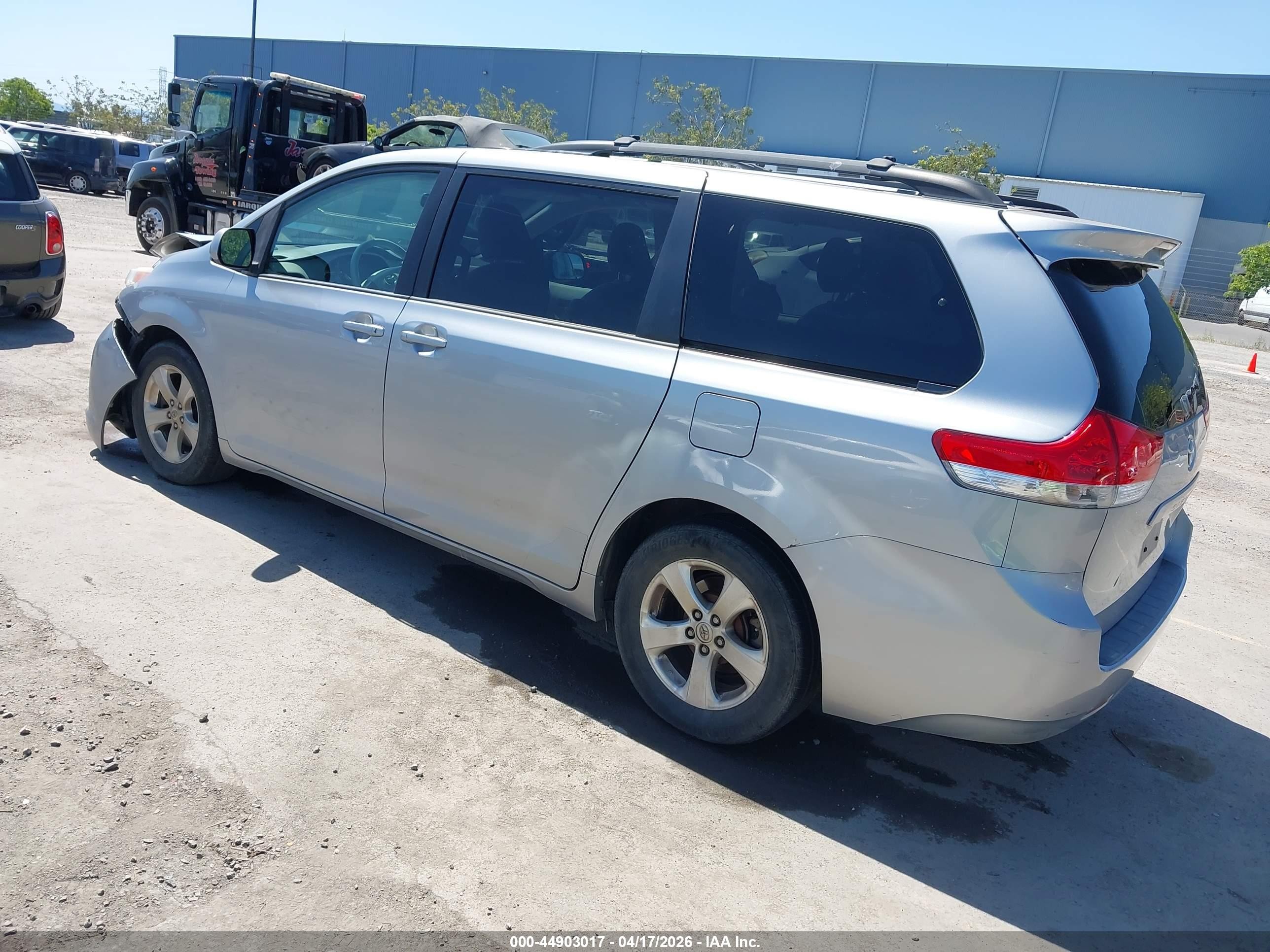 2014 Toyota Sienna Le V6 8 Passenger Серебряный vin: 5TDKK3DC6ES484060