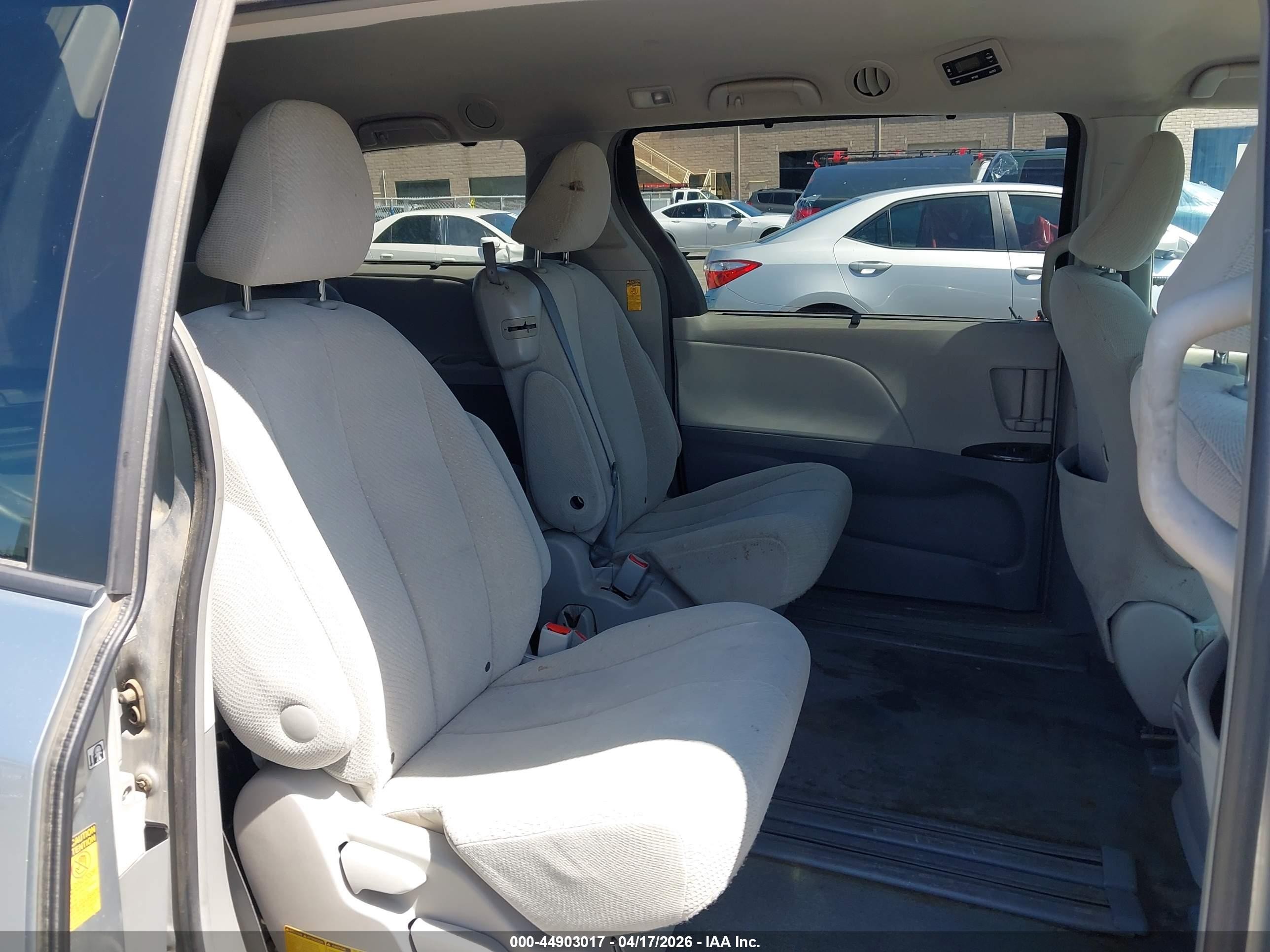 2014 Toyota Sienna Le V6 8 Passenger Серебряный vin: 5TDKK3DC6ES484060