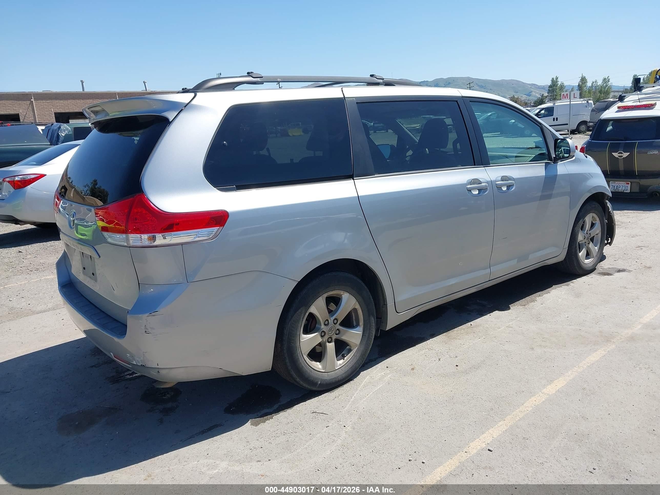 2014 Toyota Sienna Le V6 8 Passenger Серебряный vin: 5TDKK3DC6ES484060
