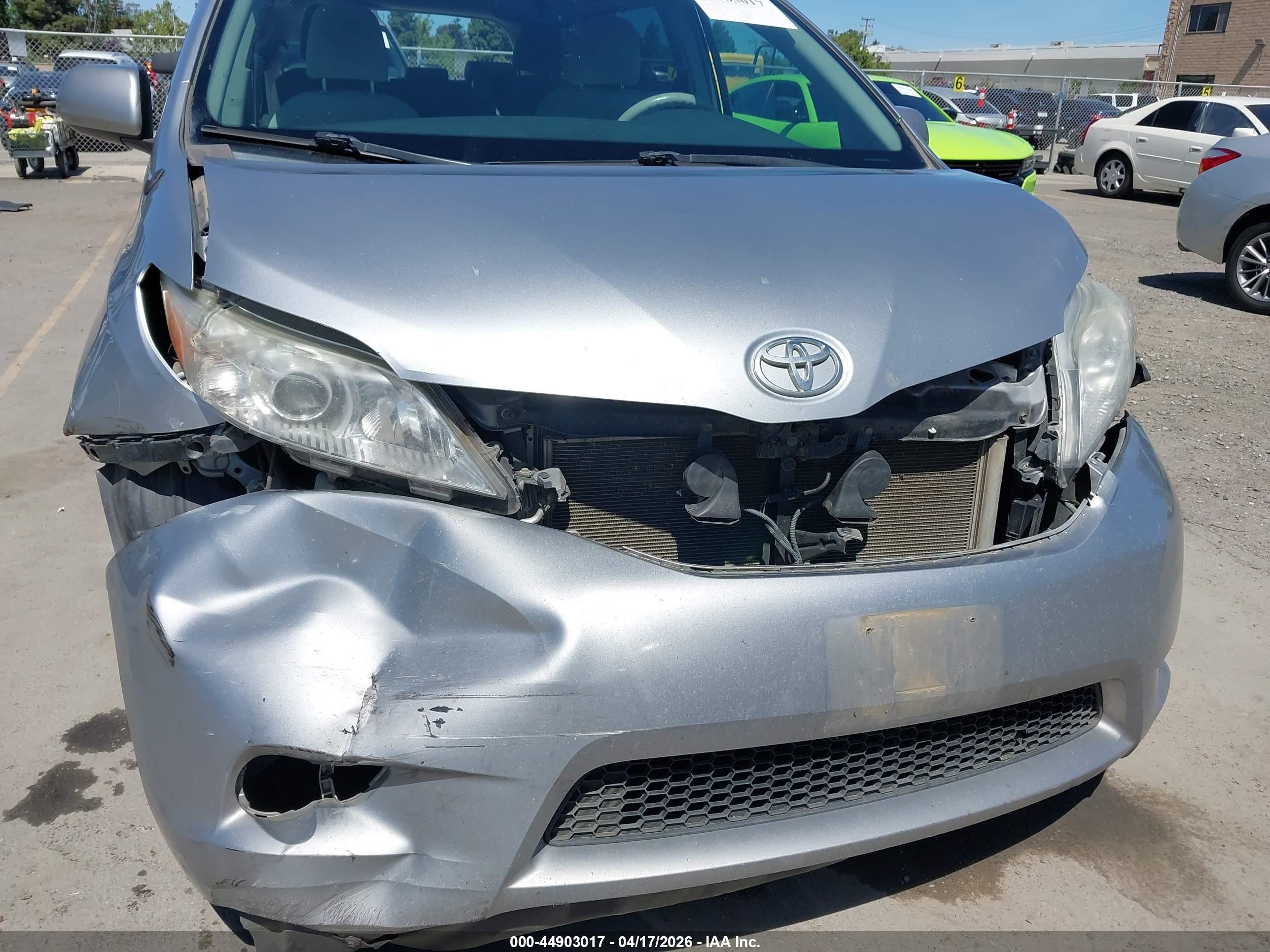 2014 Toyota Sienna Le V6 8 Passenger Серебряный vin: 5TDKK3DC6ES484060