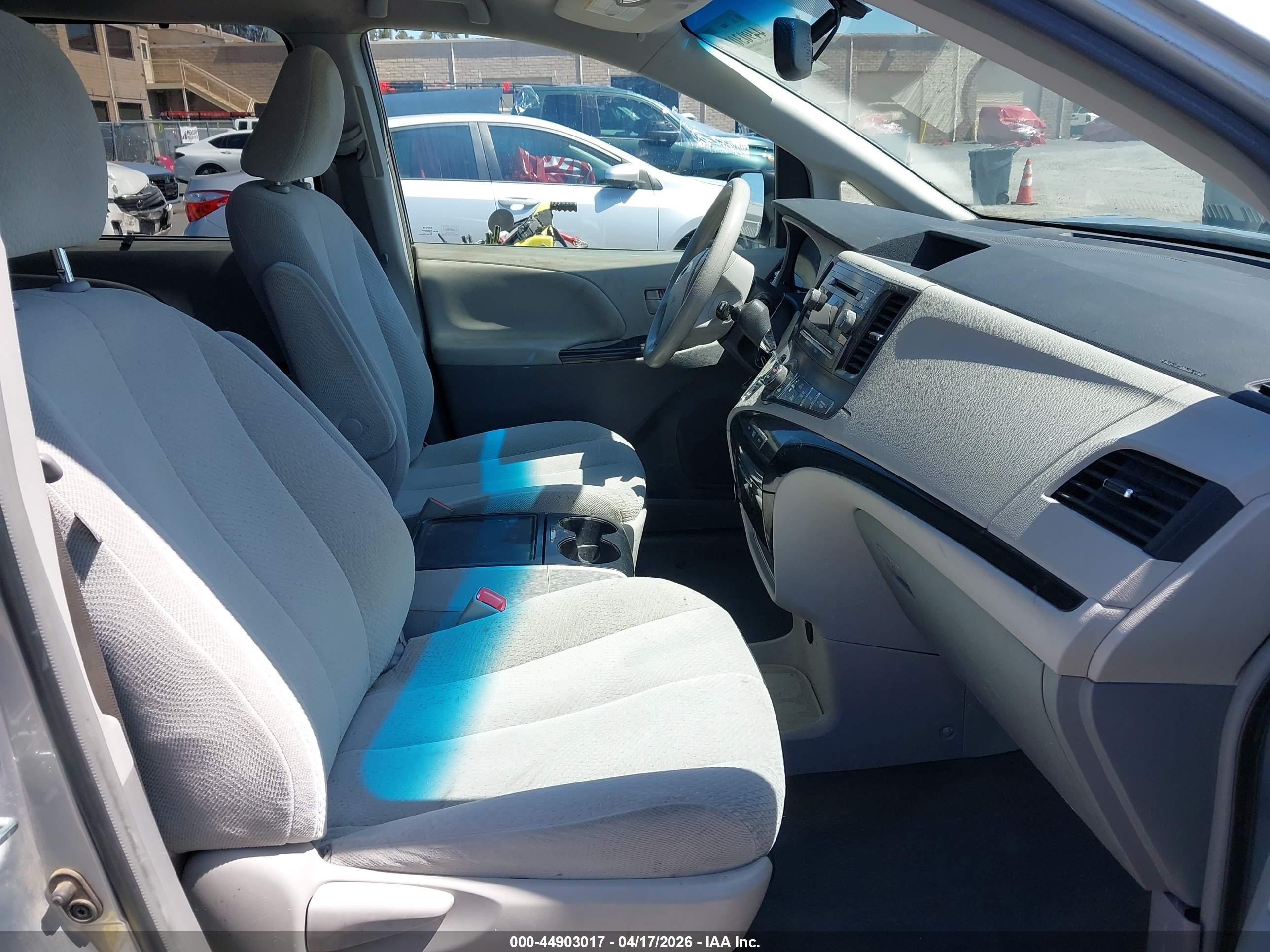 2014 Toyota Sienna Le V6 8 Passenger Серебряный vin: 5TDKK3DC6ES484060