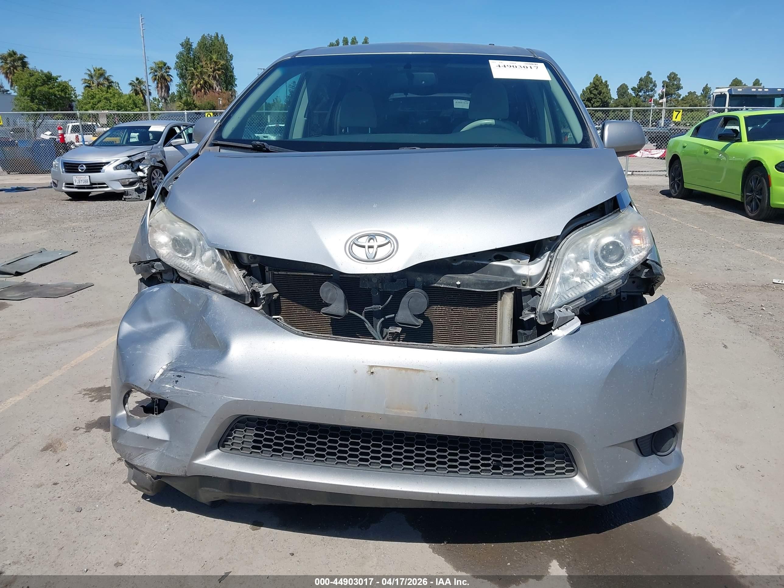 2014 Toyota Sienna Le V6 8 Passenger Серебряный vin: 5TDKK3DC6ES484060