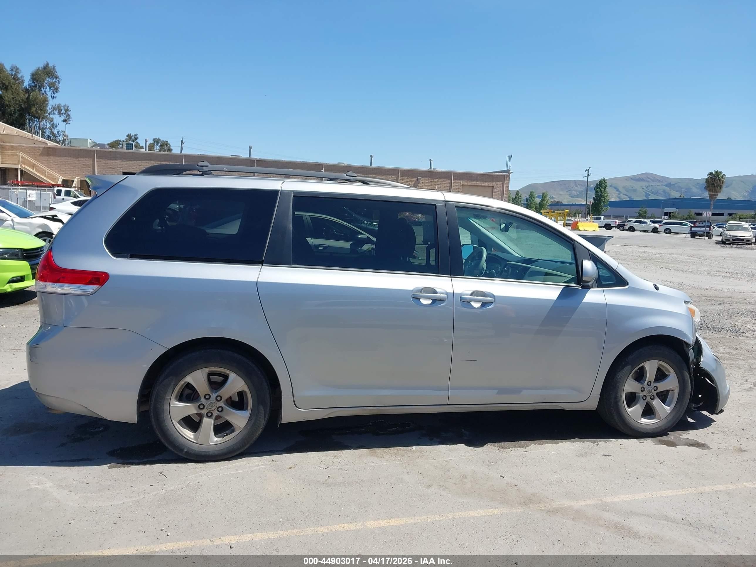 2014 Toyota Sienna Le V6 8 Passenger Серебряный vin: 5TDKK3DC6ES484060