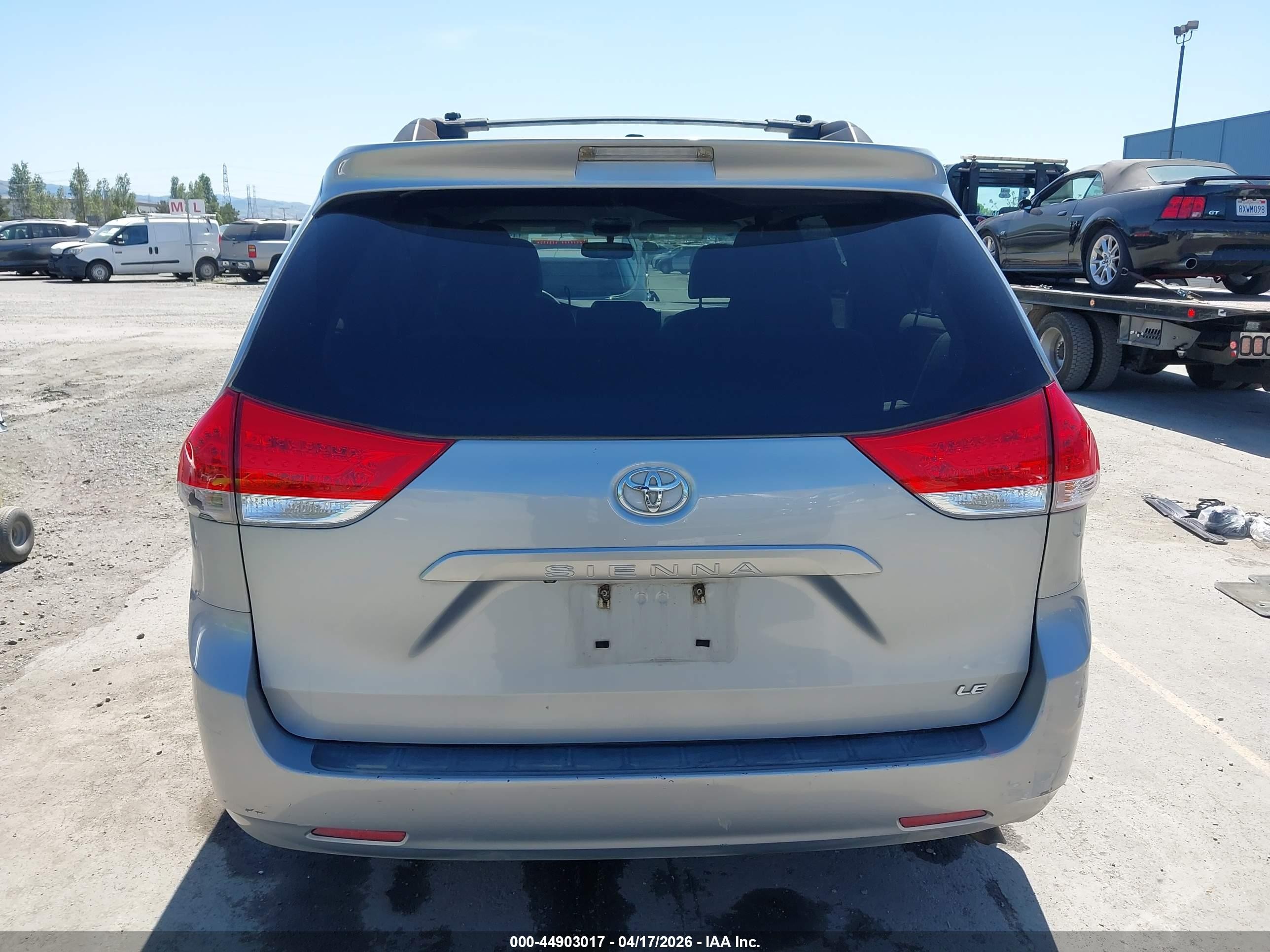 2014 Toyota Sienna Le V6 8 Passenger Серебряный vin: 5TDKK3DC6ES484060