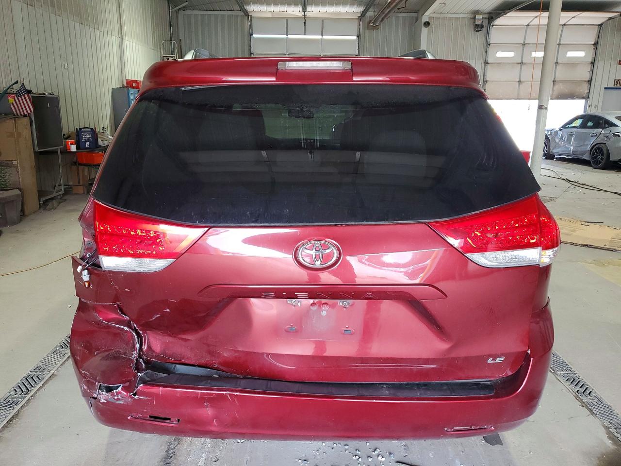 2014 Toyota Sienna Le Темно-бордовый vin: 5TDKK3DC6ES485385