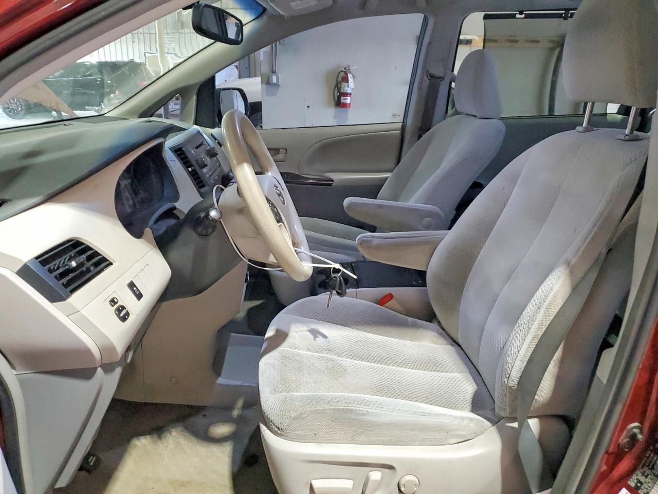 2014 Toyota Sienna Le Темно-бордовый vin: 5TDKK3DC6ES485385