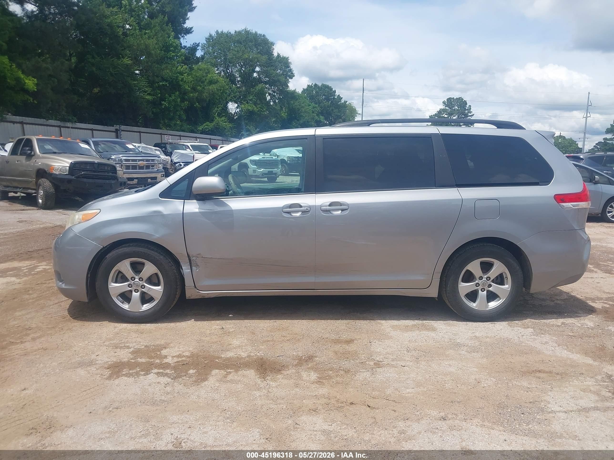 2014 Toyota Sienna Le V6 8 Passenger Silver vin: 5TDKK3DC6ES515355