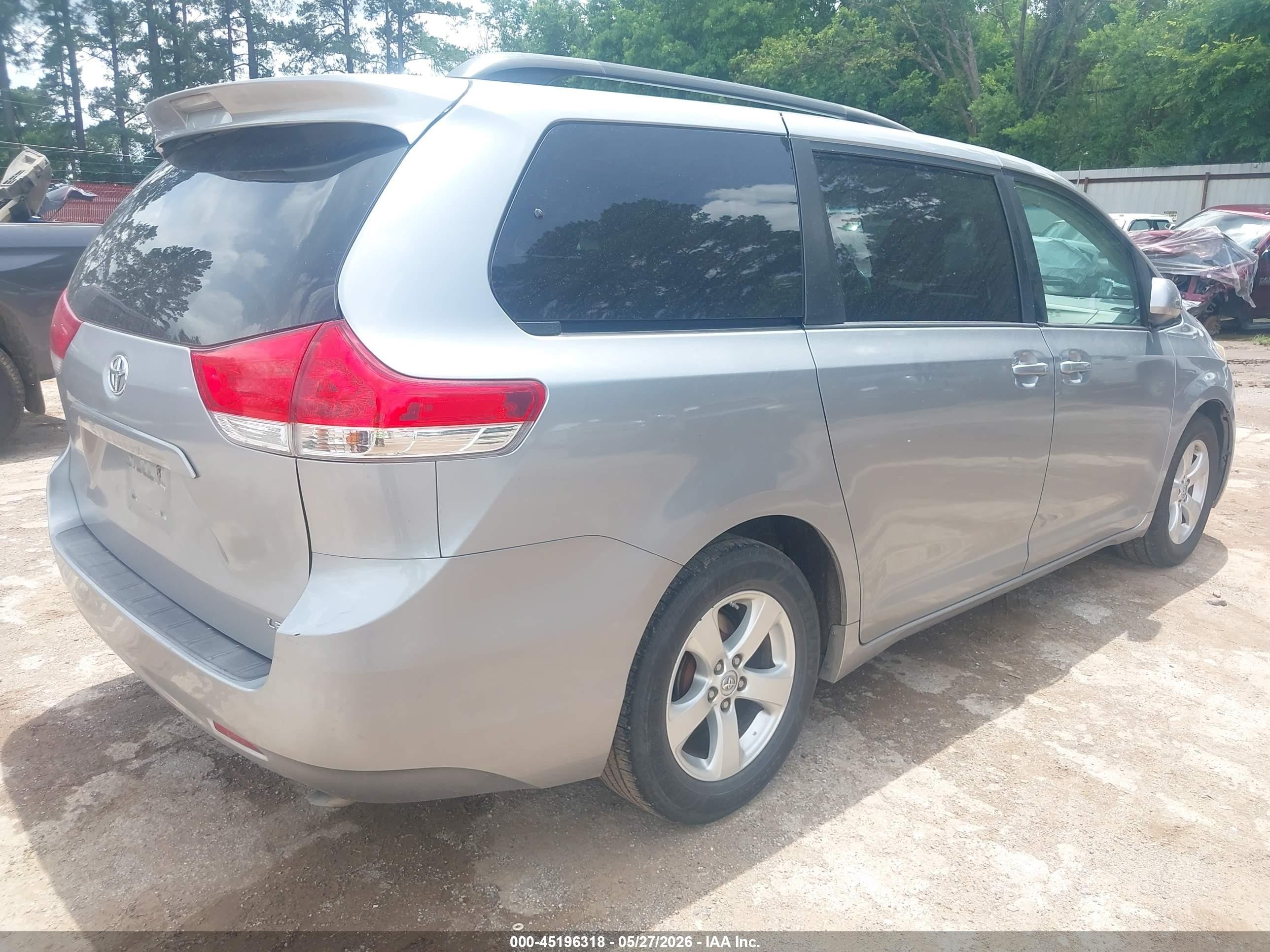 2014 Toyota Sienna Le V6 8 Passenger Silver vin: 5TDKK3DC6ES515355