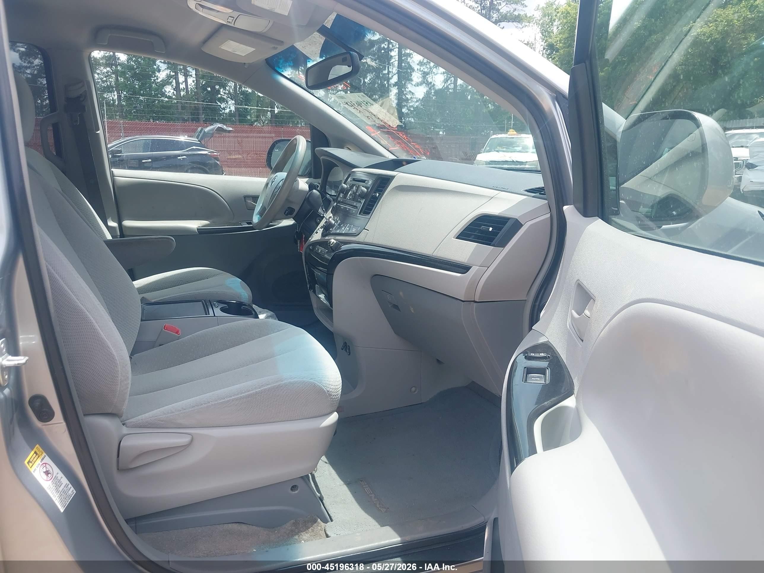 2014 Toyota Sienna Le V6 8 Passenger Silver vin: 5TDKK3DC6ES515355