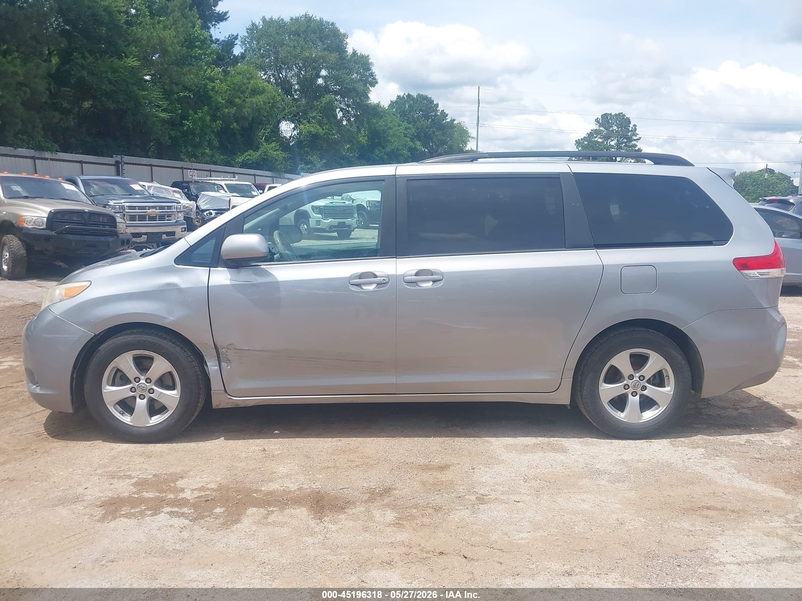 2014 Toyota Sienna Le V6 8 Passenger Silver vin: 5TDKK3DC6ES515355