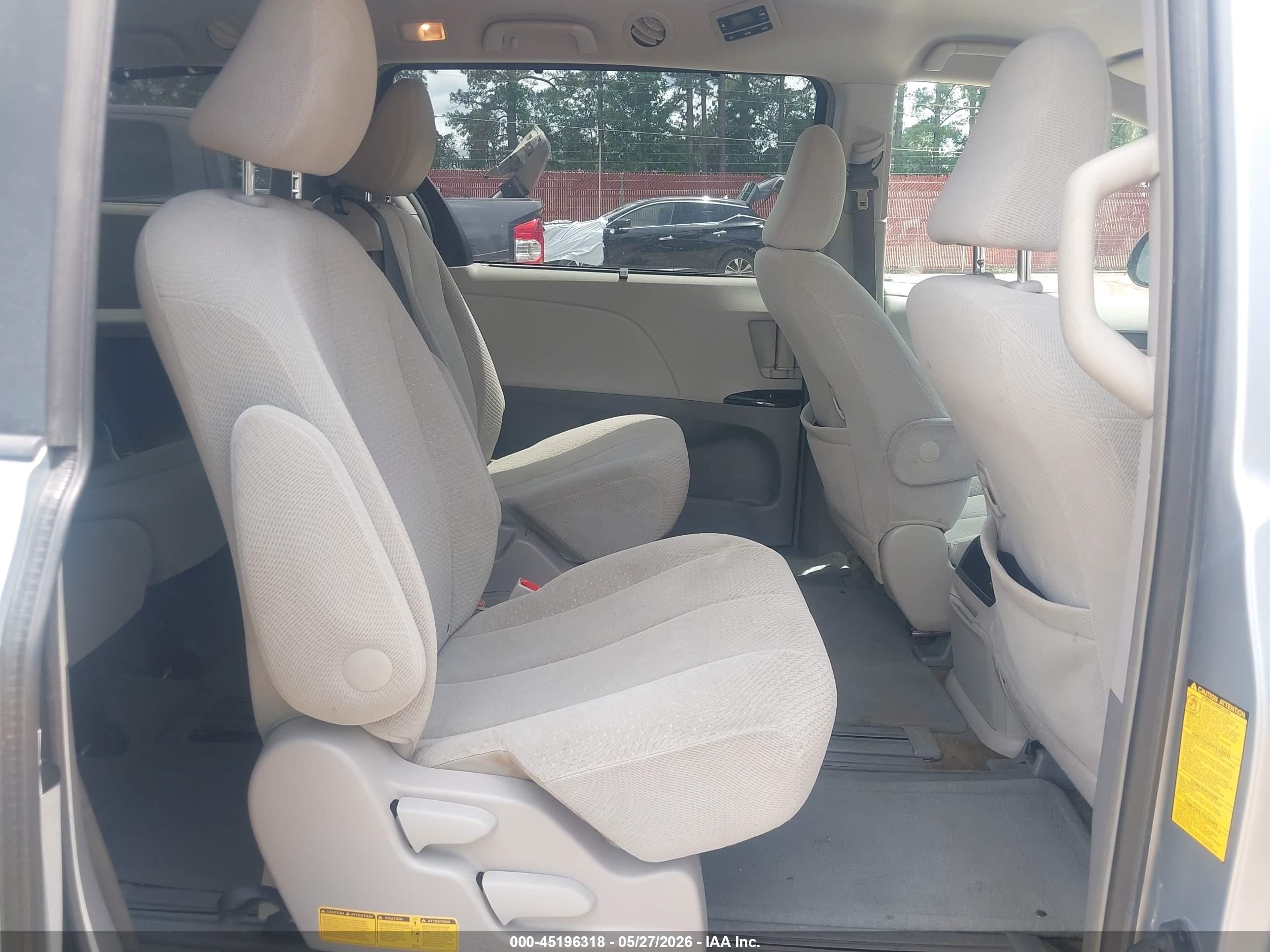 2014 Toyota Sienna Le V6 8 Passenger Silver vin: 5TDKK3DC6ES515355