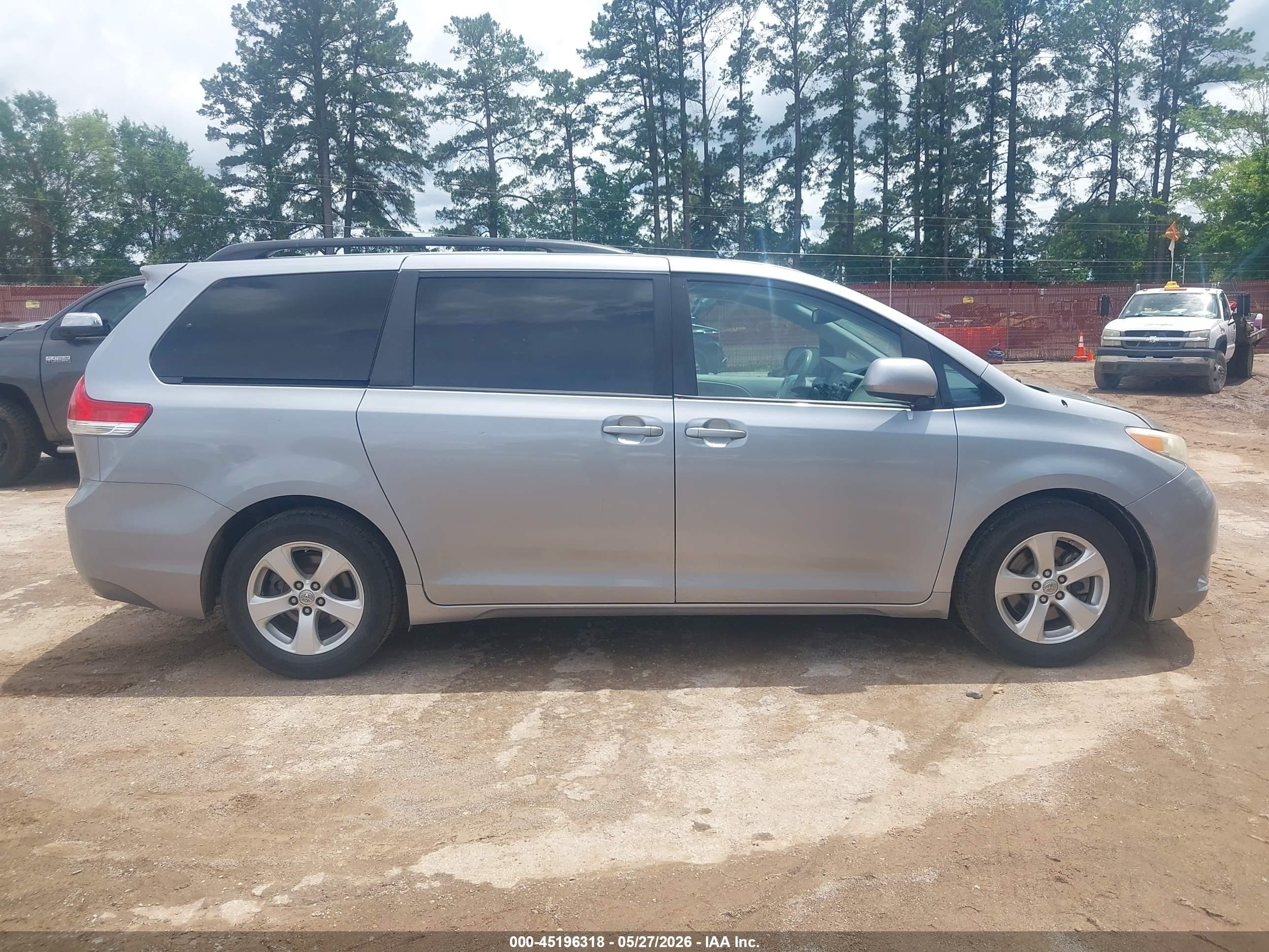 2014 Toyota Sienna Le V6 8 Passenger Silver vin: 5TDKK3DC6ES515355