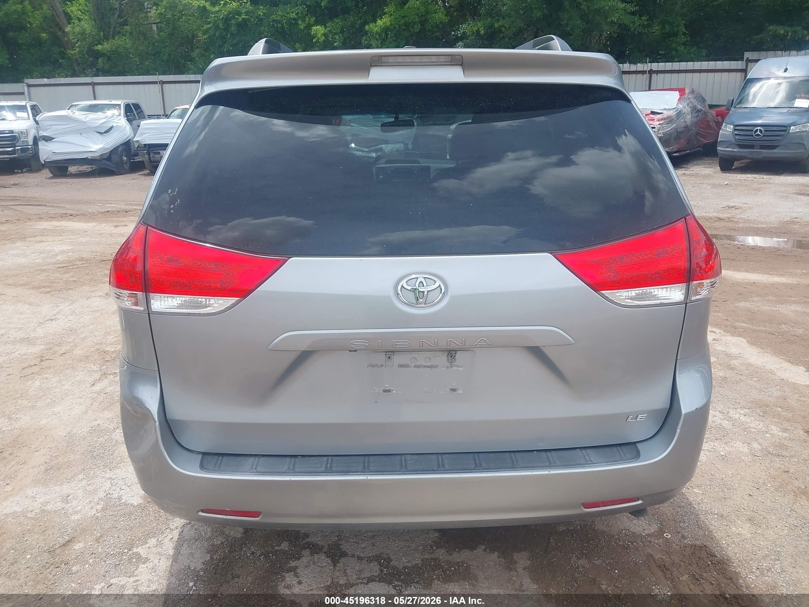 2014 Toyota Sienna Le V6 8 Passenger Silver vin: 5TDKK3DC6ES515355