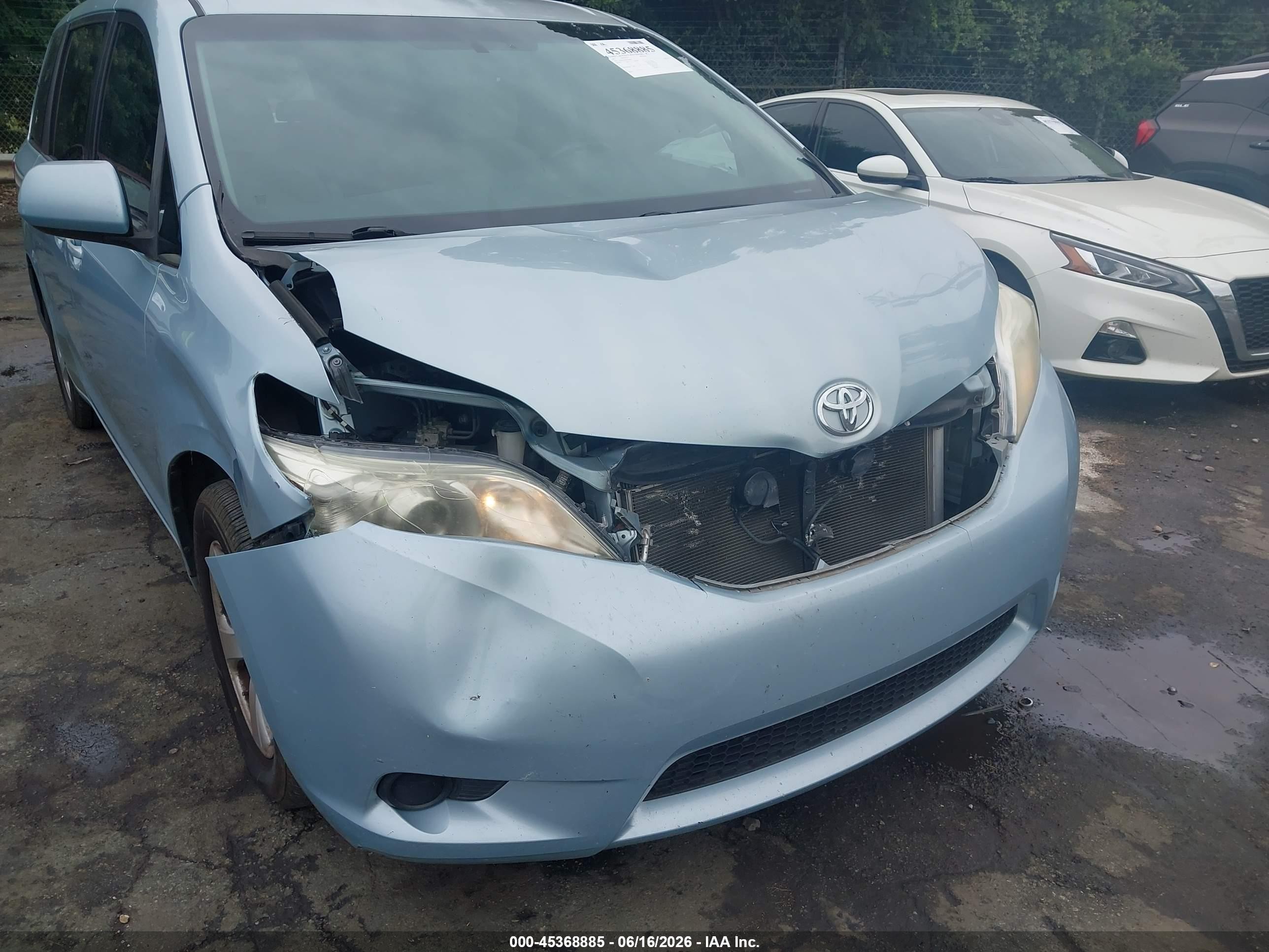 2015 Toyota Sienna Le 8 Passenger Blue vin: 5TDKK3DC6FS540094