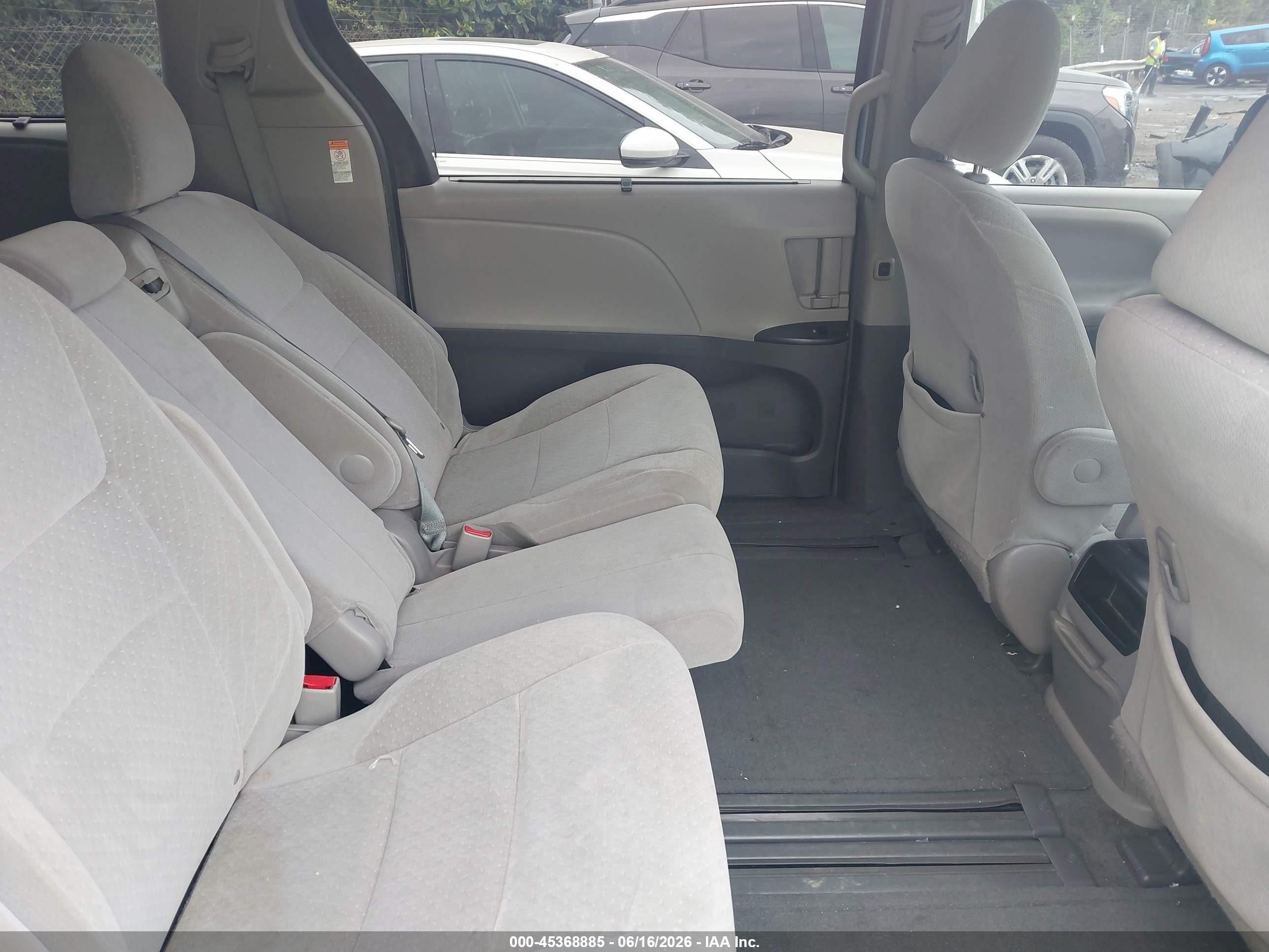2015 Toyota Sienna Le 8 Passenger Blue vin: 5TDKK3DC6FS540094
