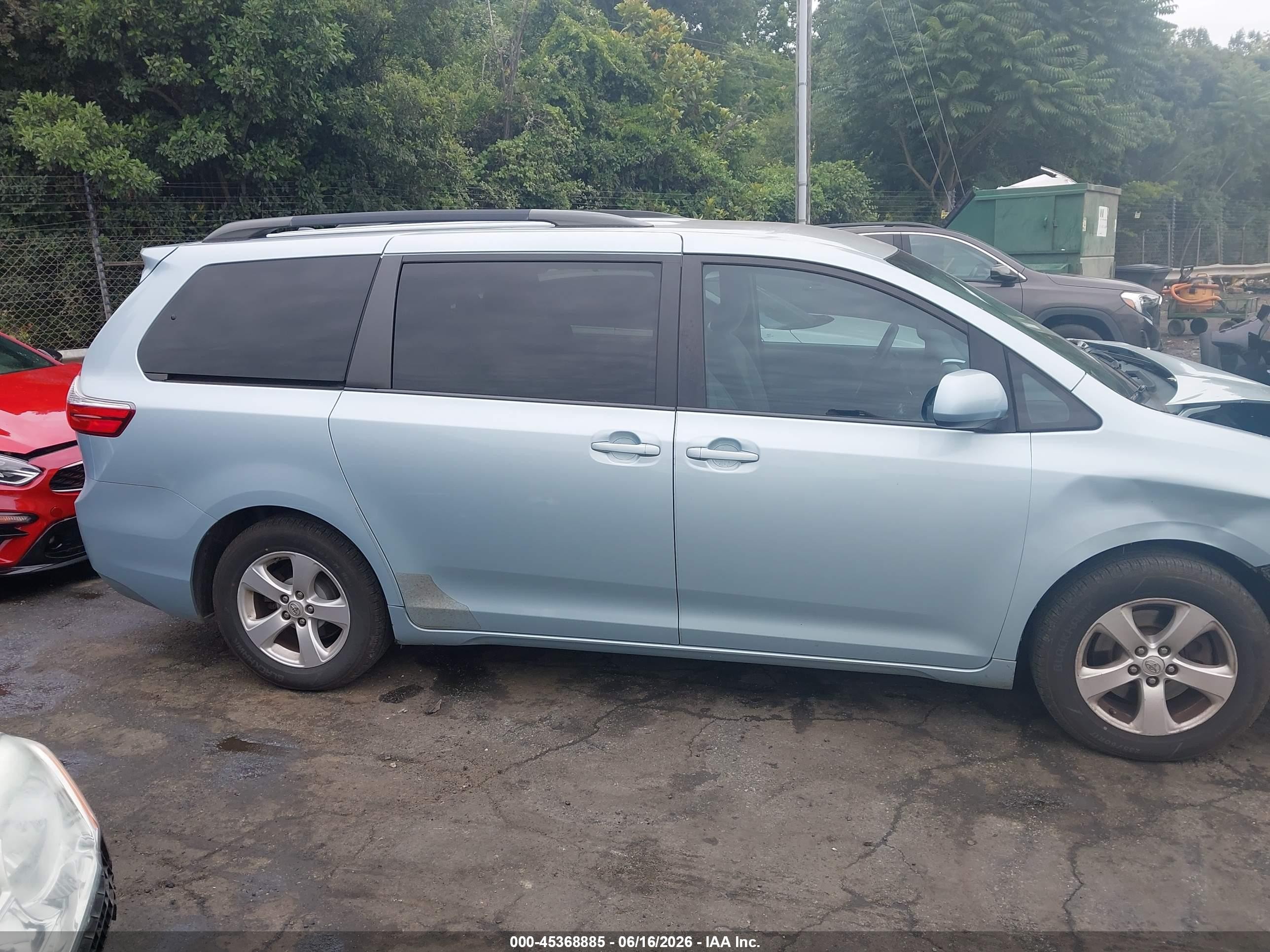 2015 Toyota Sienna Le 8 Passenger Blue vin: 5TDKK3DC6FS540094