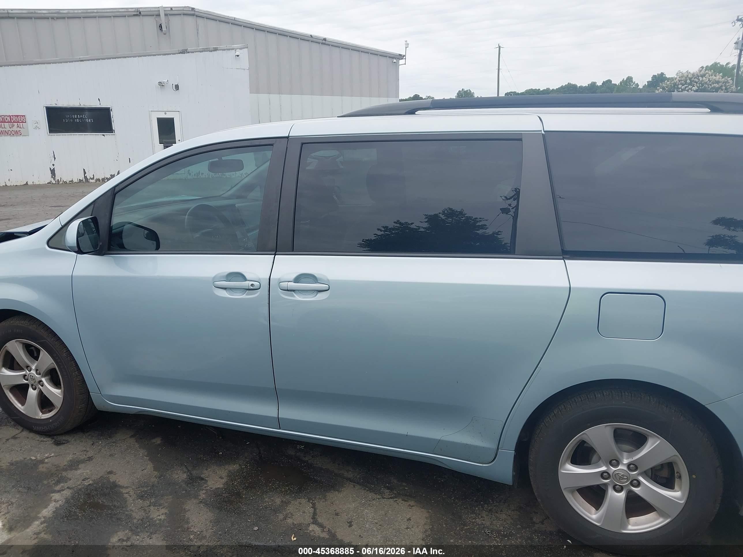 2015 Toyota Sienna Le 8 Passenger Blue vin: 5TDKK3DC6FS540094