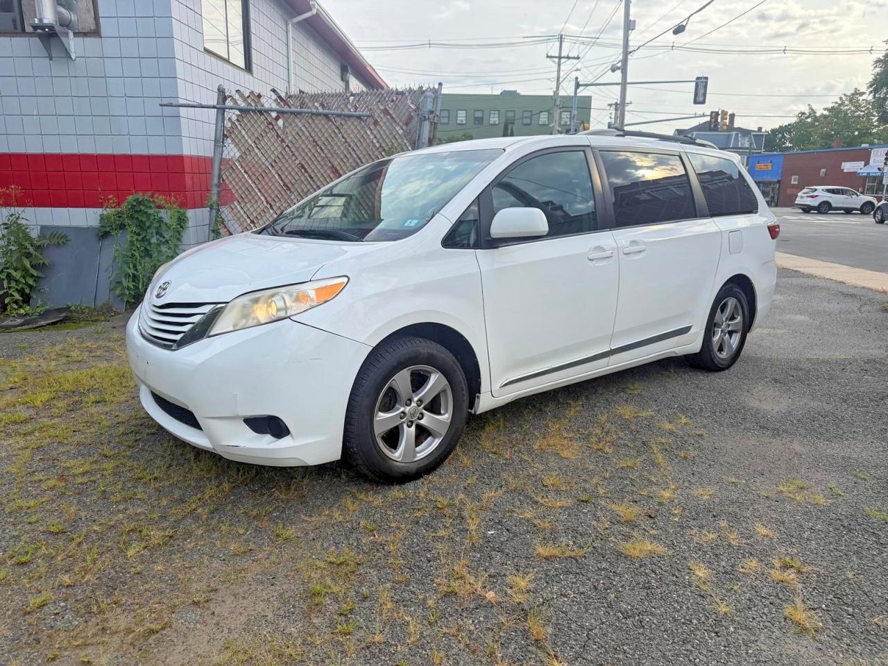 2015 Toyota Sienna Le White vin: 5TDKK3DC6FS543626