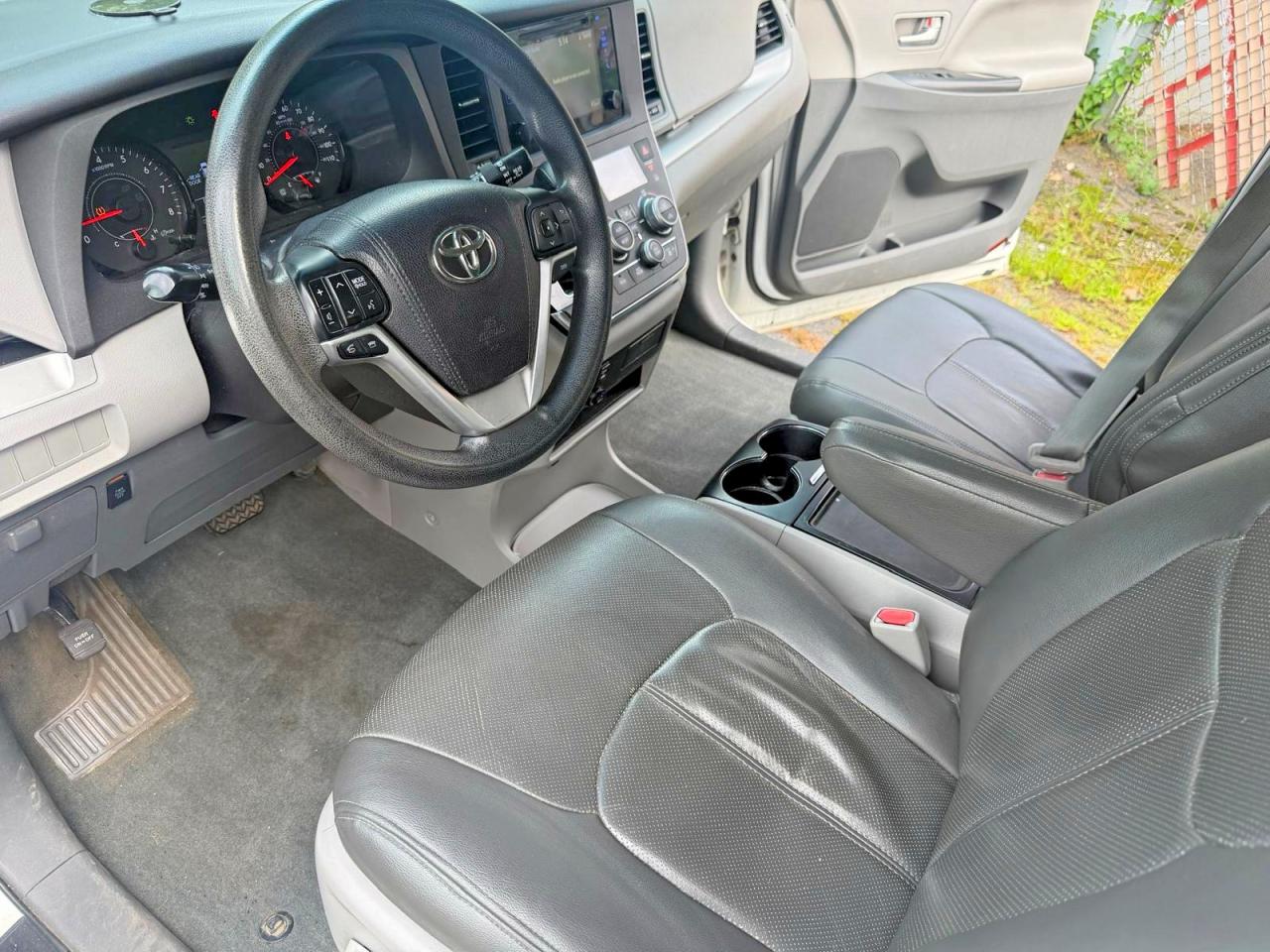 2015 Toyota Sienna Le White vin: 5TDKK3DC6FS543626