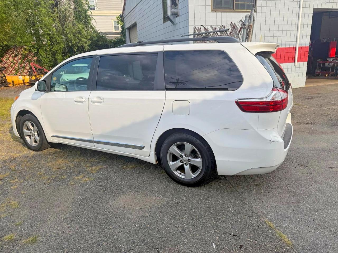 2015 Toyota Sienna Le White vin: 5TDKK3DC6FS543626