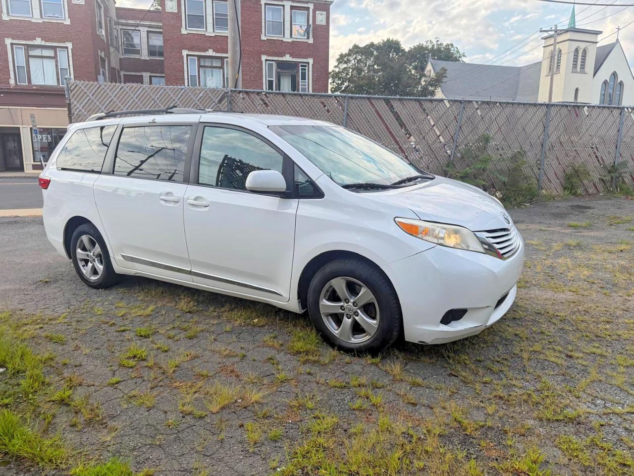 2015 Toyota Sienna Le White vin: 5TDKK3DC6FS543626