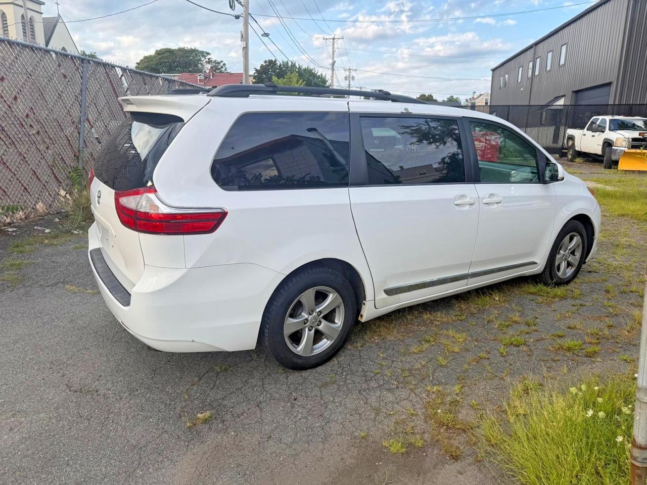 2015 Toyota Sienna Le White vin: 5TDKK3DC6FS543626